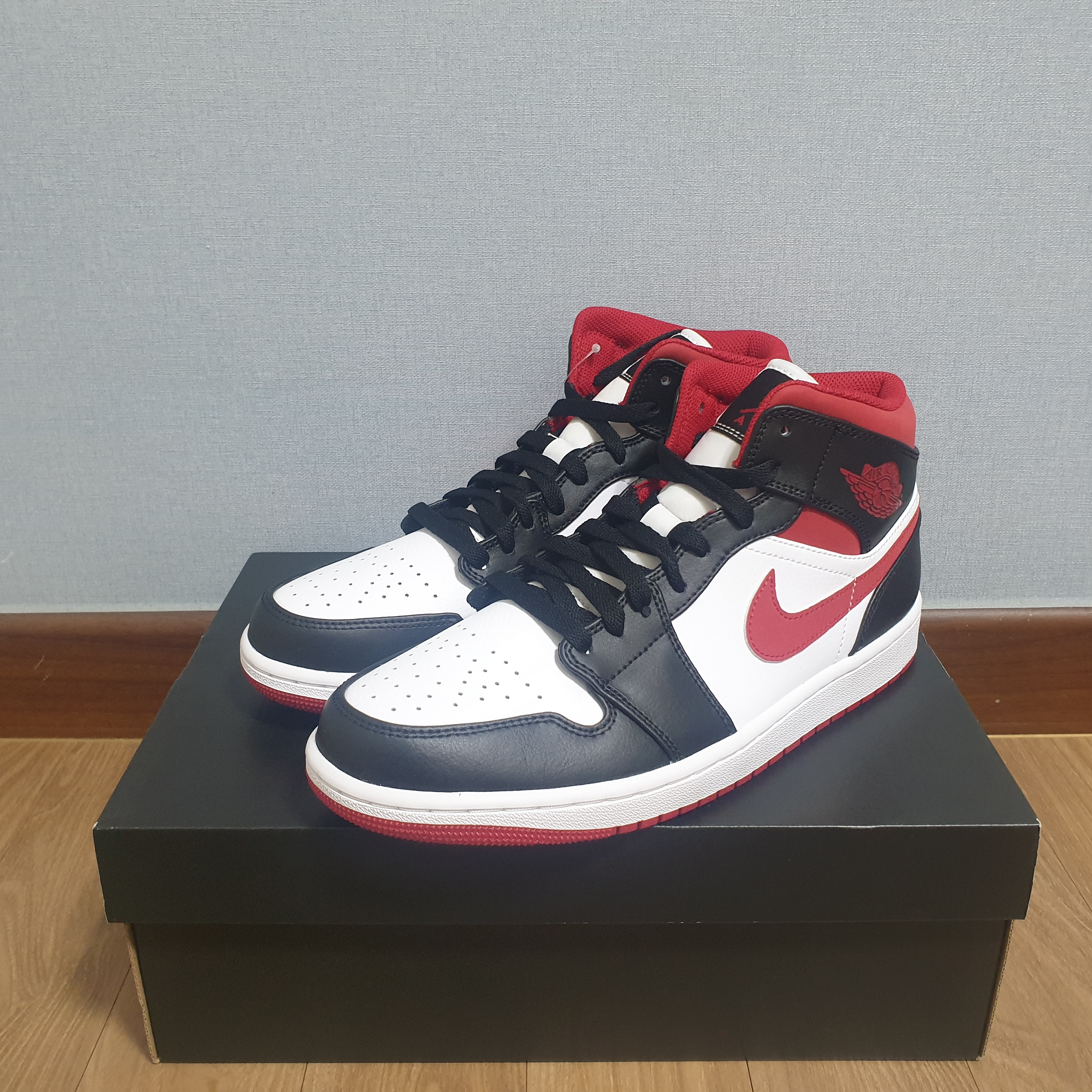 Jordan 1 Mid Gym Red Black White 착용 스타일 - 1