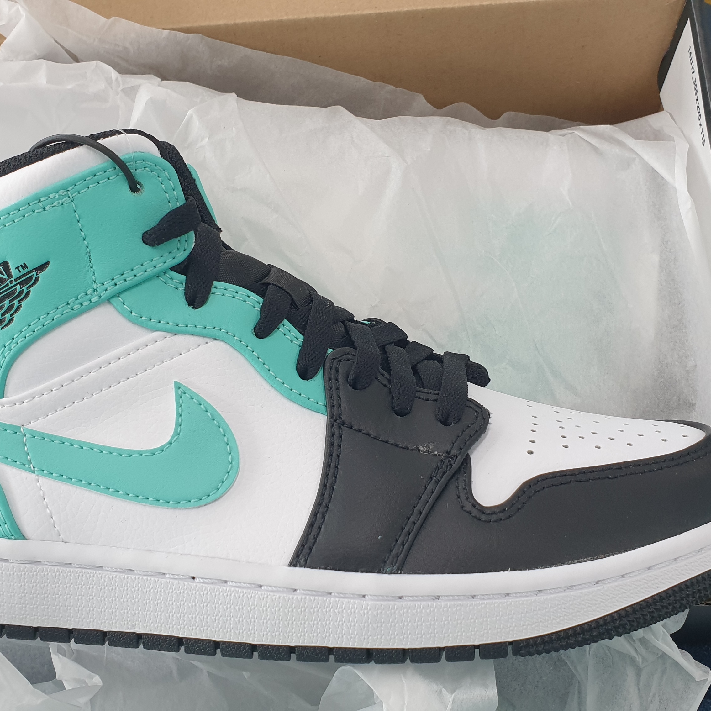Jordan 1 Mid Tropical Twist 착용 스타일