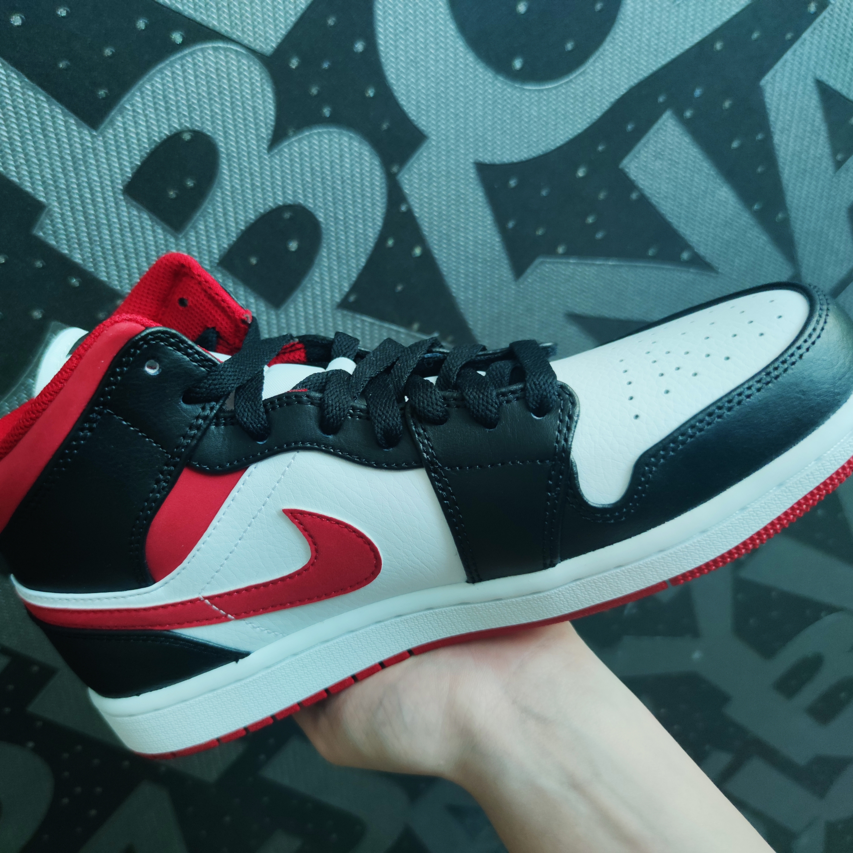 Jordan 1 Mid Gym Red Black White 착용 스타일 - 5