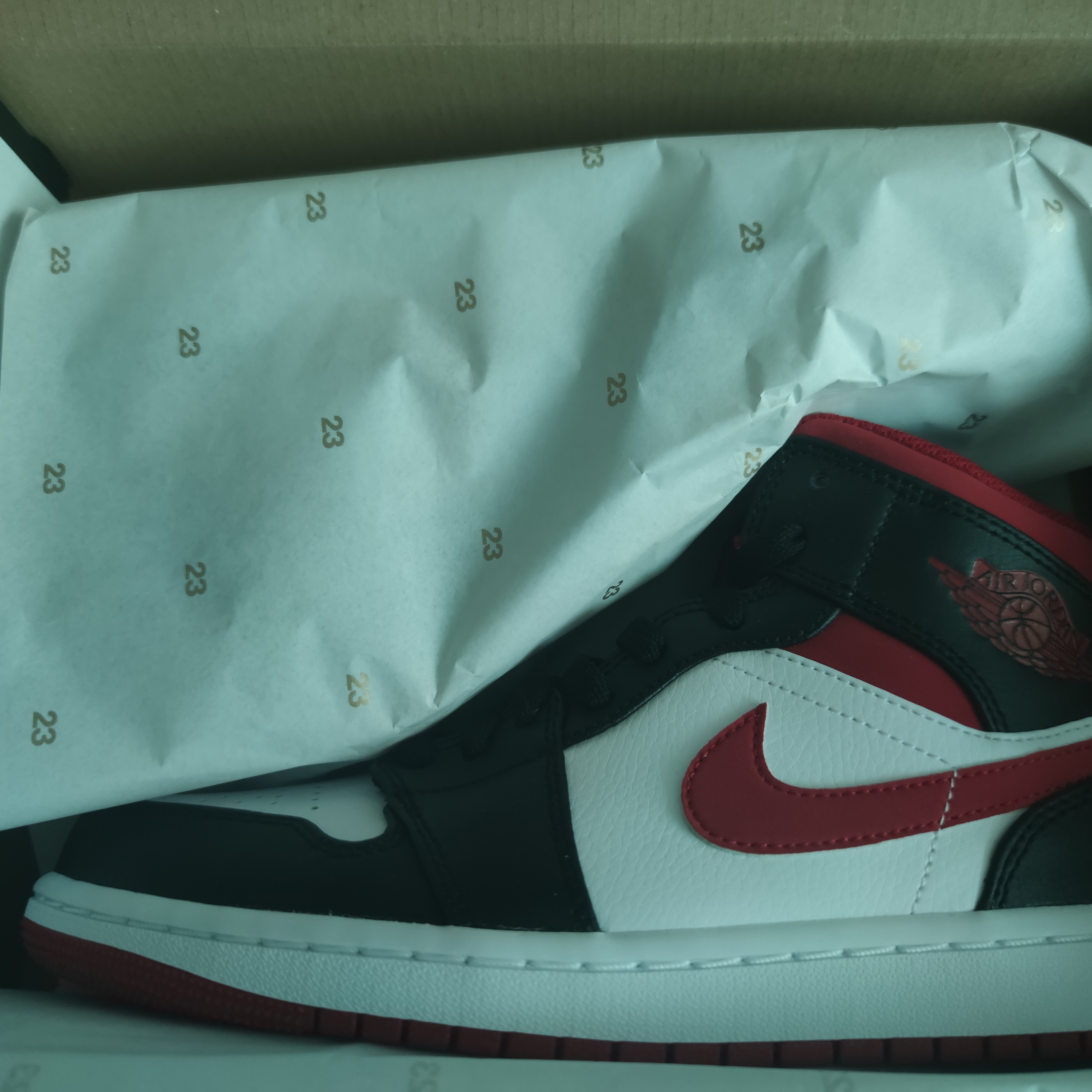 Jordan 1 Mid Gym Red Black White 착용 스타일 - 1