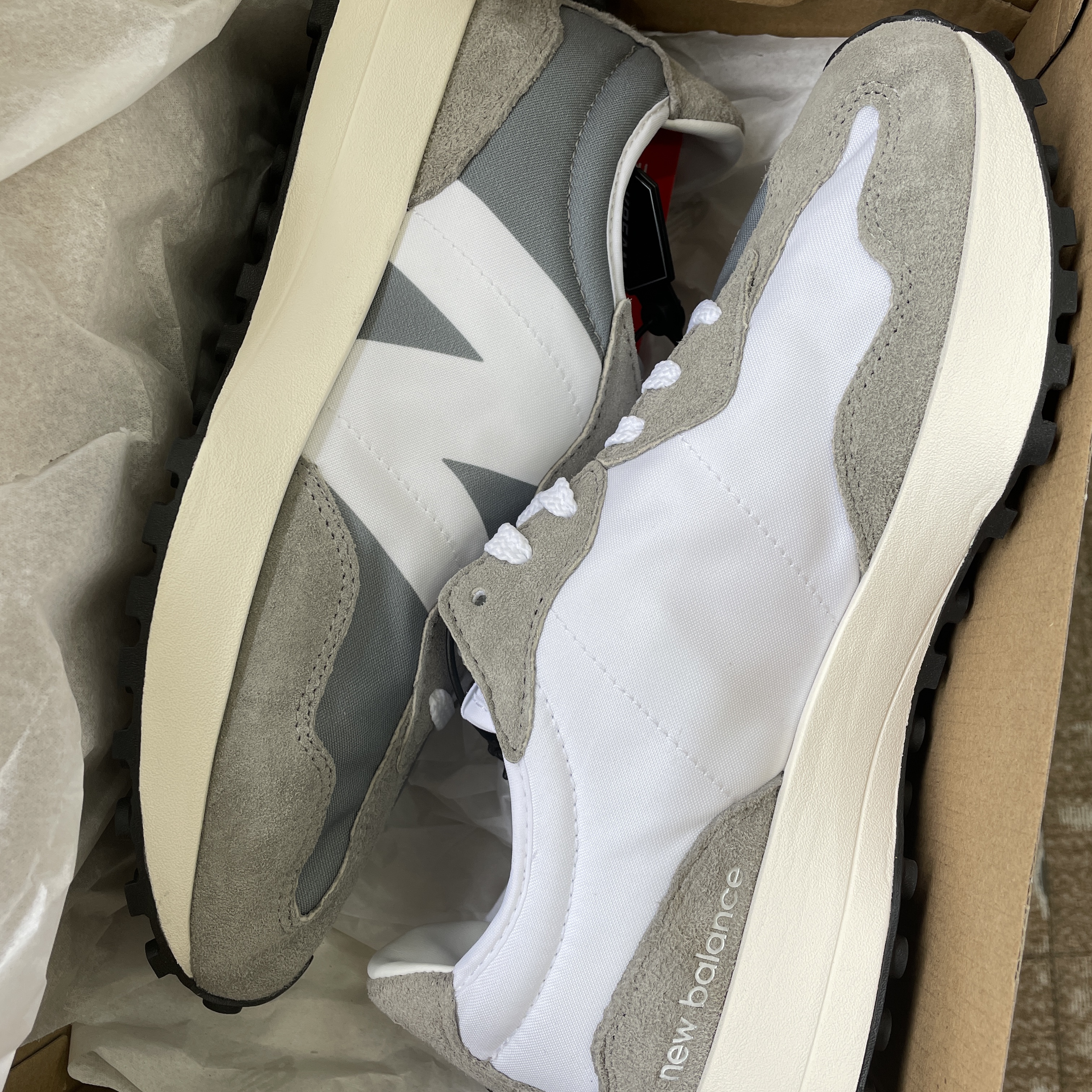 New Balance 327 Grey 착용 스타일
