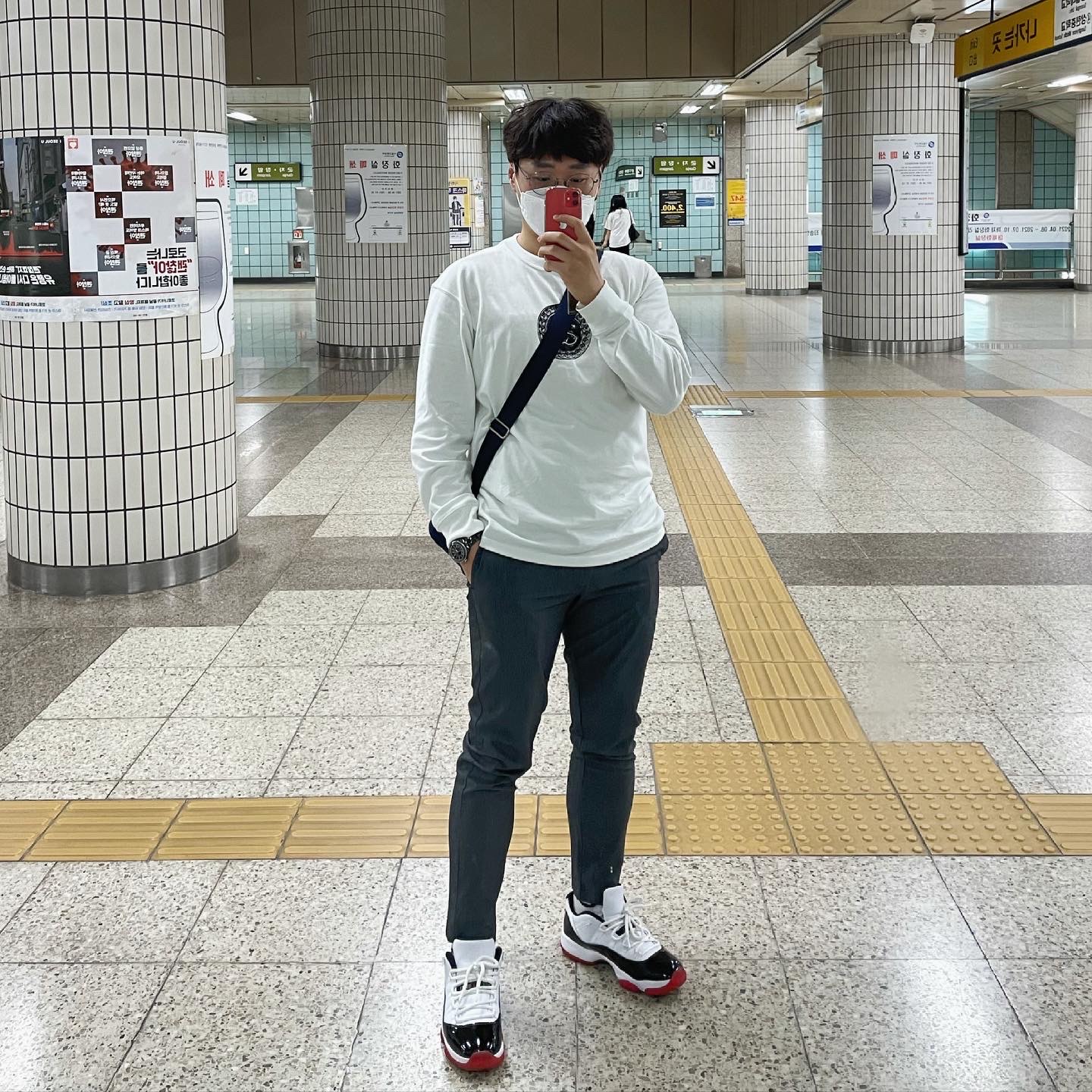 Jordan 11 Retro Low Concord Bred, Nike x Stussy Big Swoosh LS T-Shirt White - Asia 착용 스타일 - 1