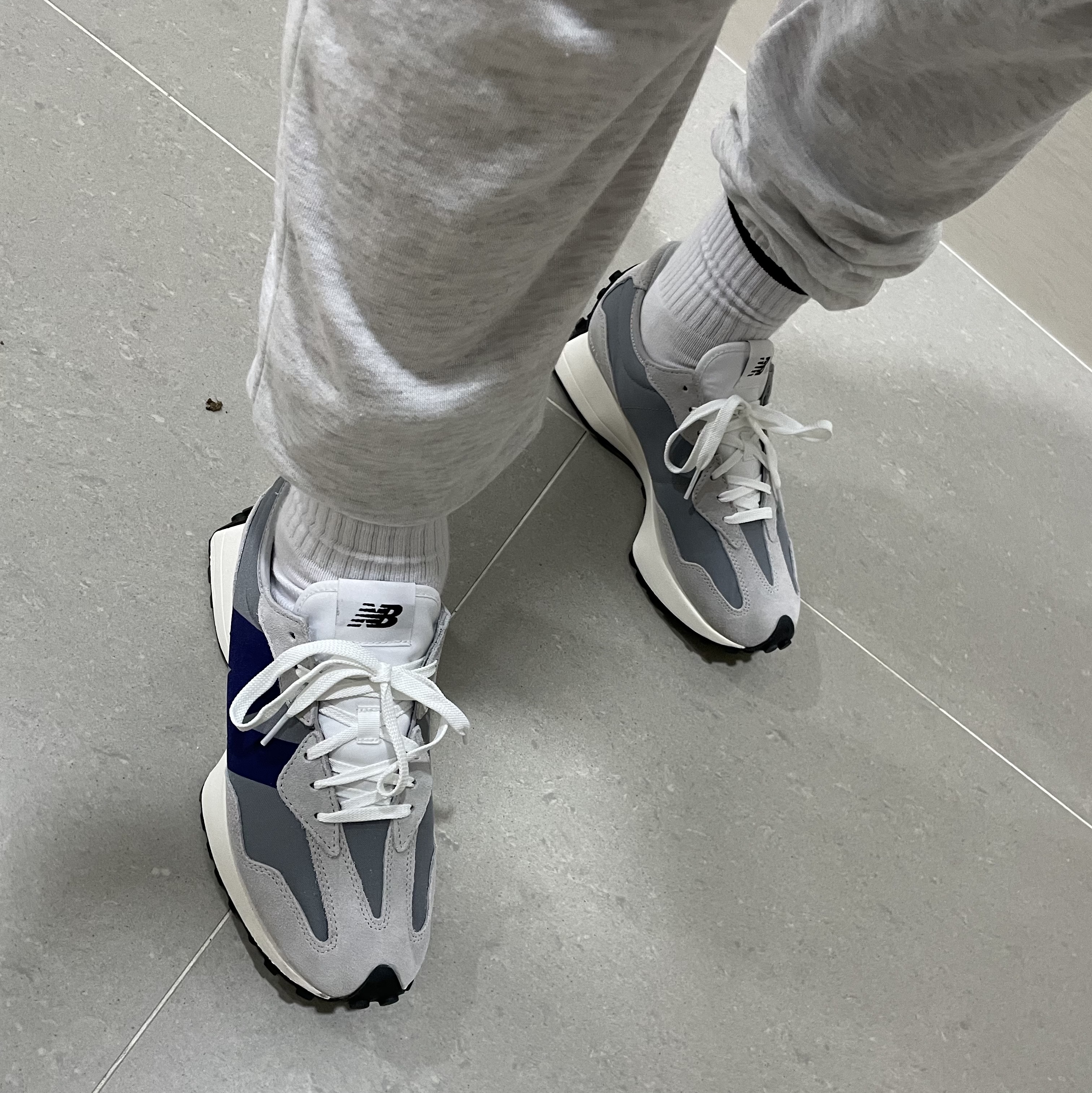New Balance 327 Grey Purple 착용 스타일