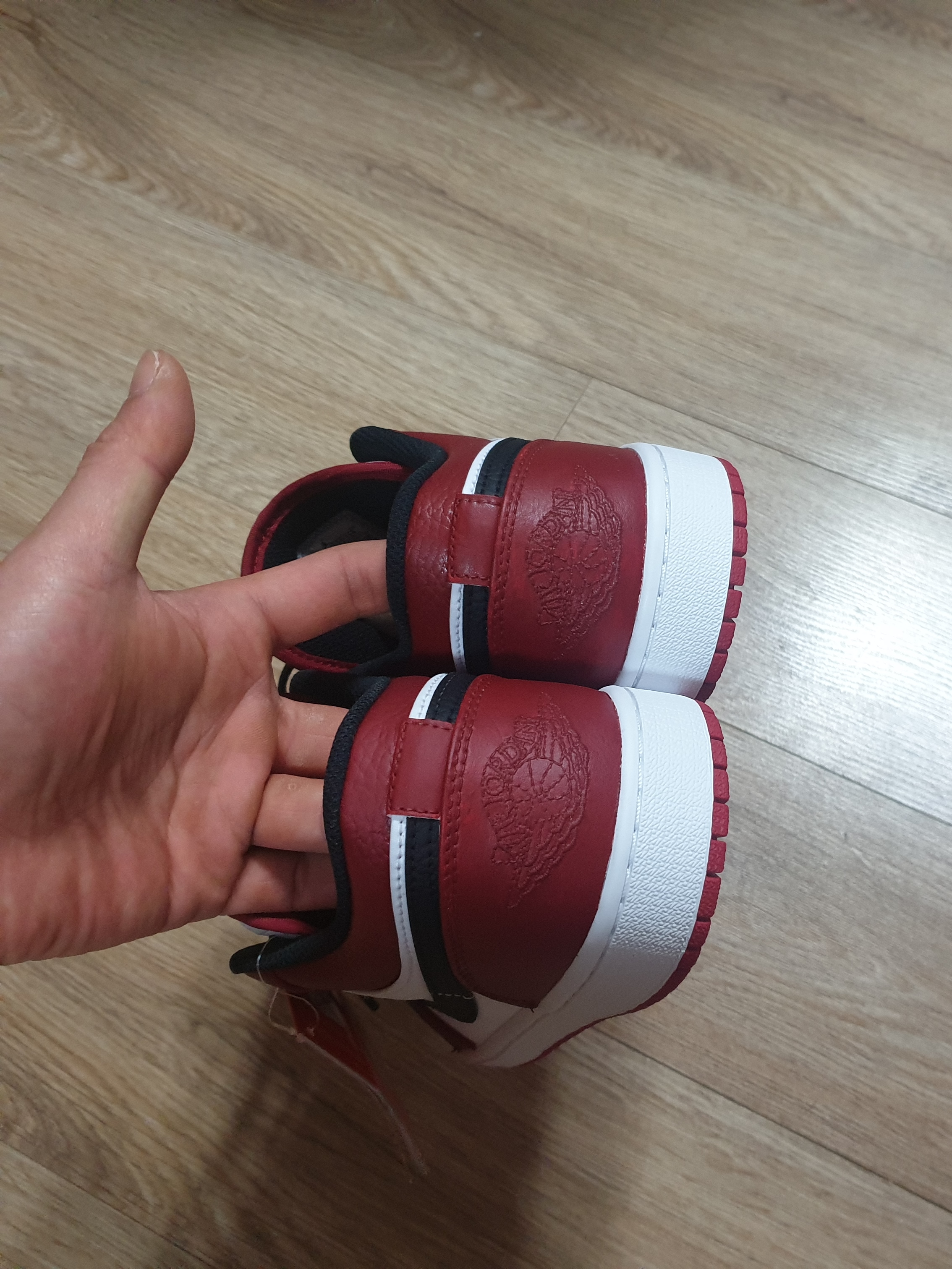 Jordan 1 Low White Red Black 착용 스타일 - 3