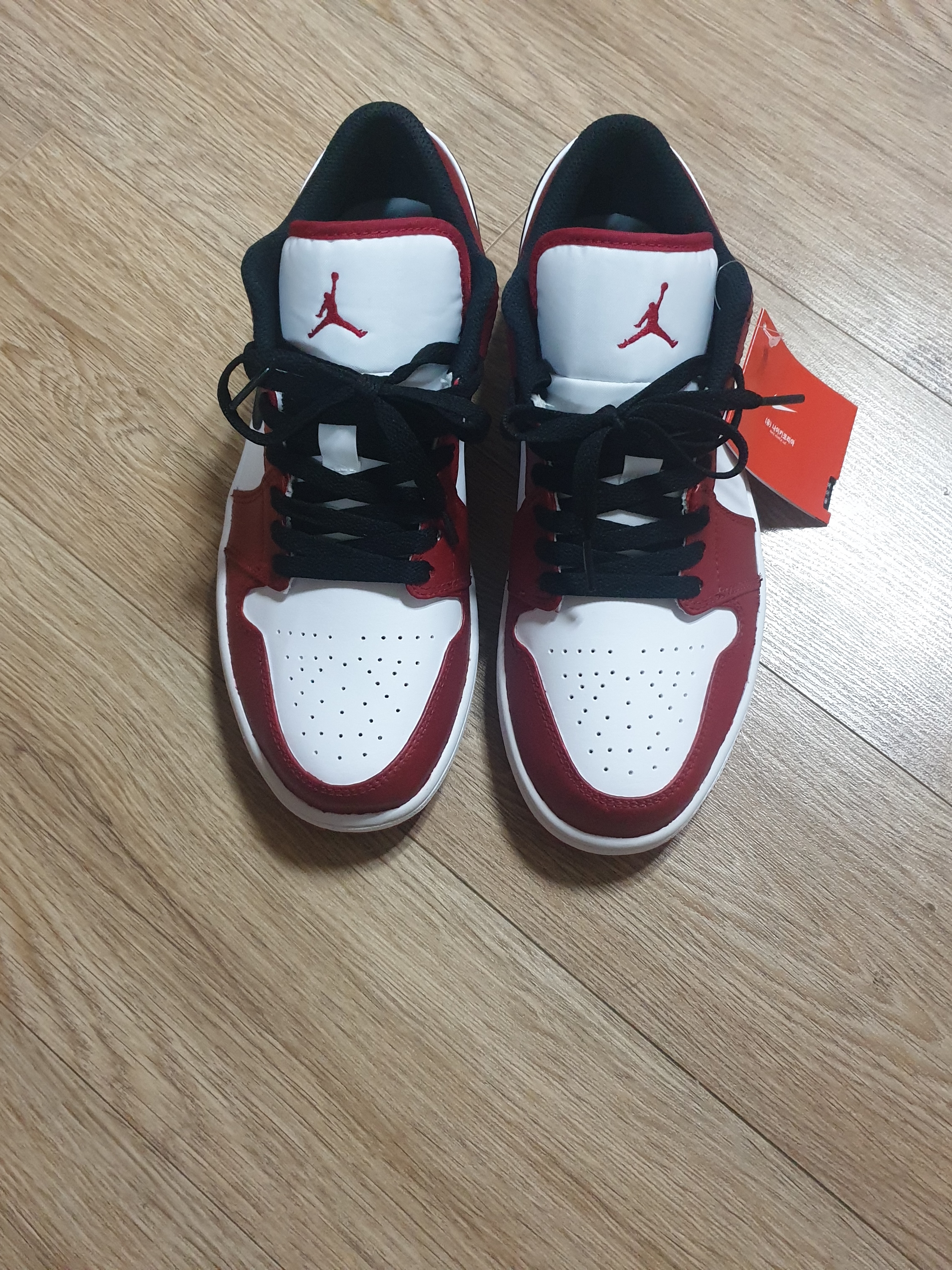 Jordan 1 Low White Red Black 착용 스타일 - 1