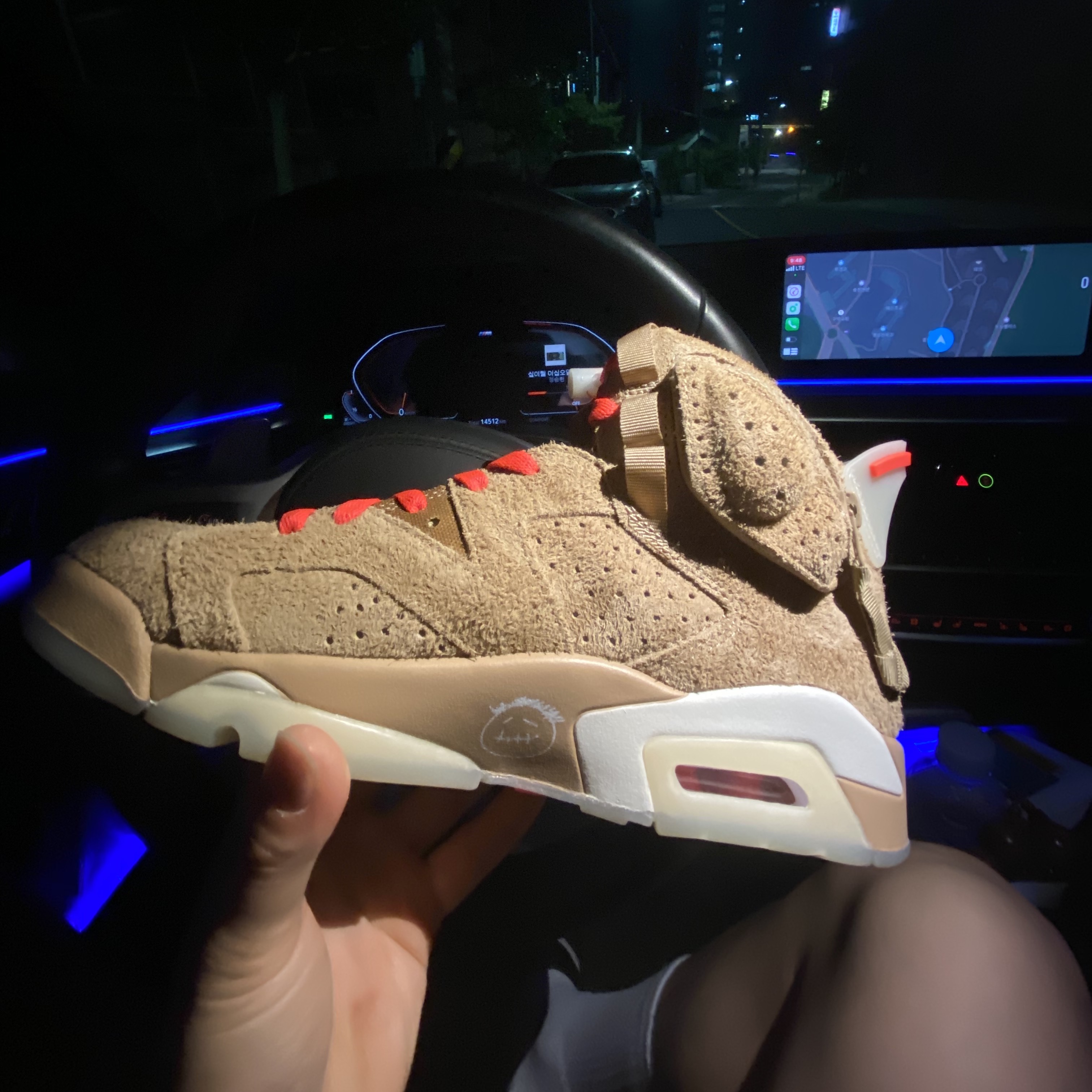 Jordan 6 x Travis Scott Retro SP British Khaki 착용 스타일 - 1