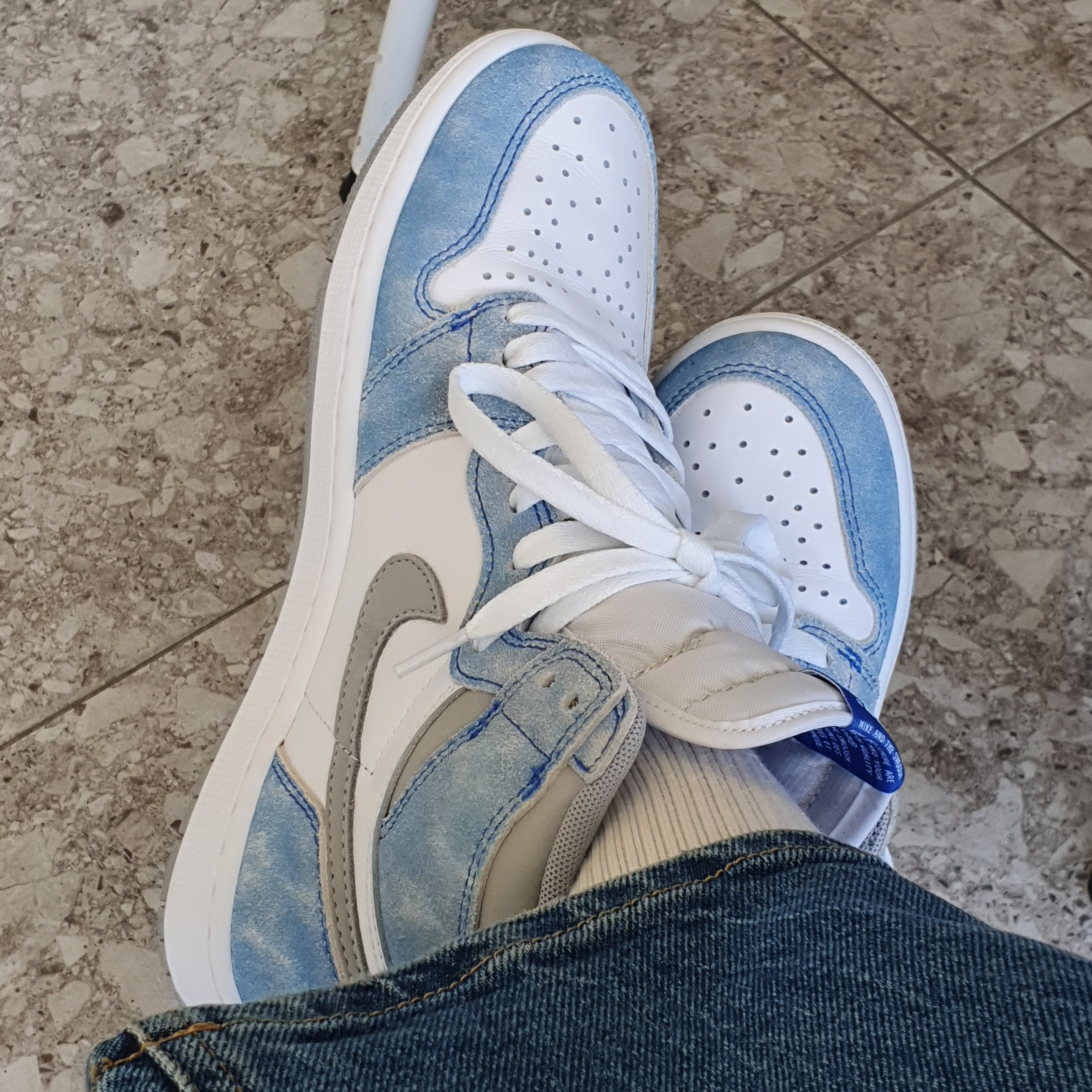 Jordan 1 Retro High OG Hyper Royal 착용 스타일