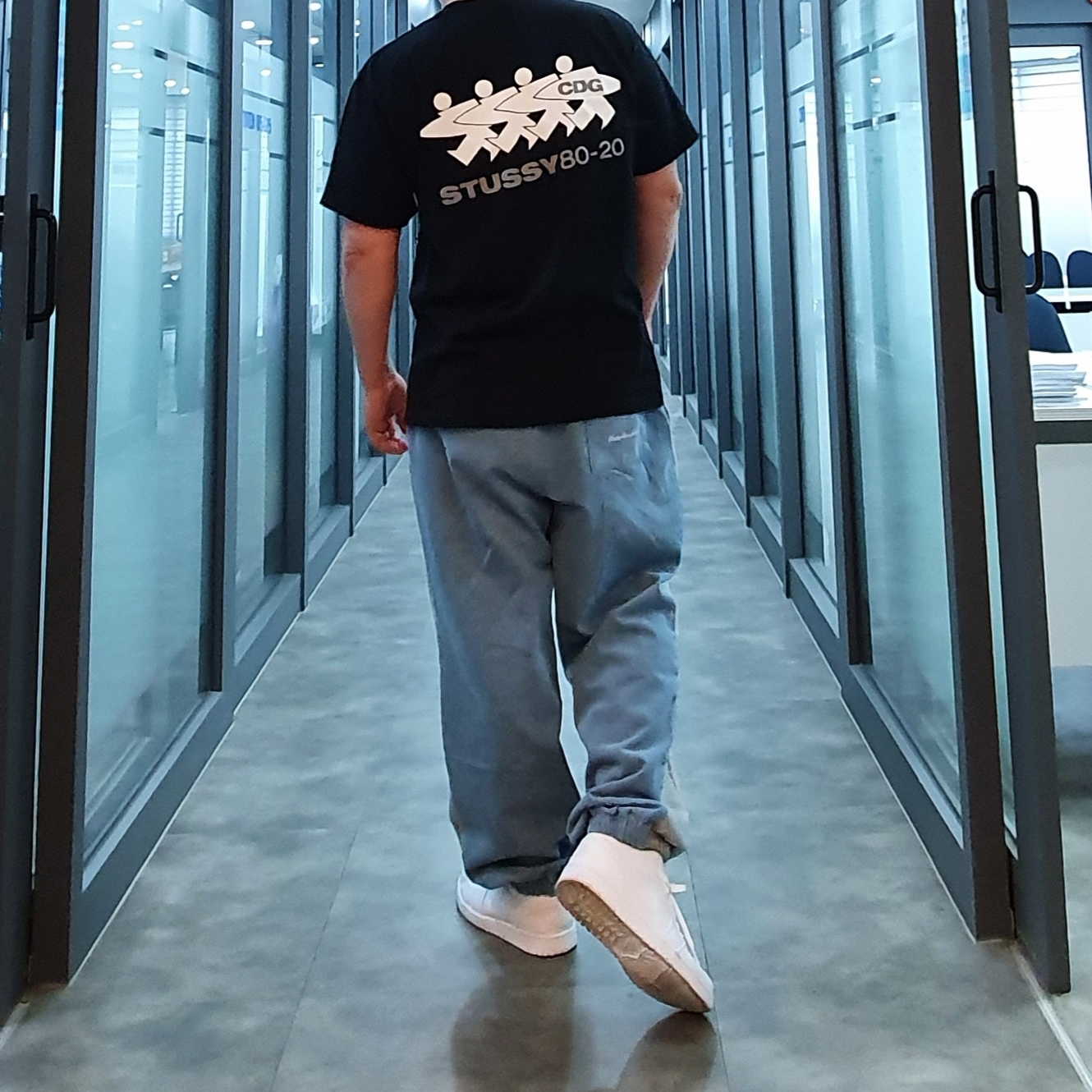 Jordan 1 Low Triple White Tumbled Leather 2020, Stussy x CDG Surfman T-Shirt Black 착용 스타일 - 2