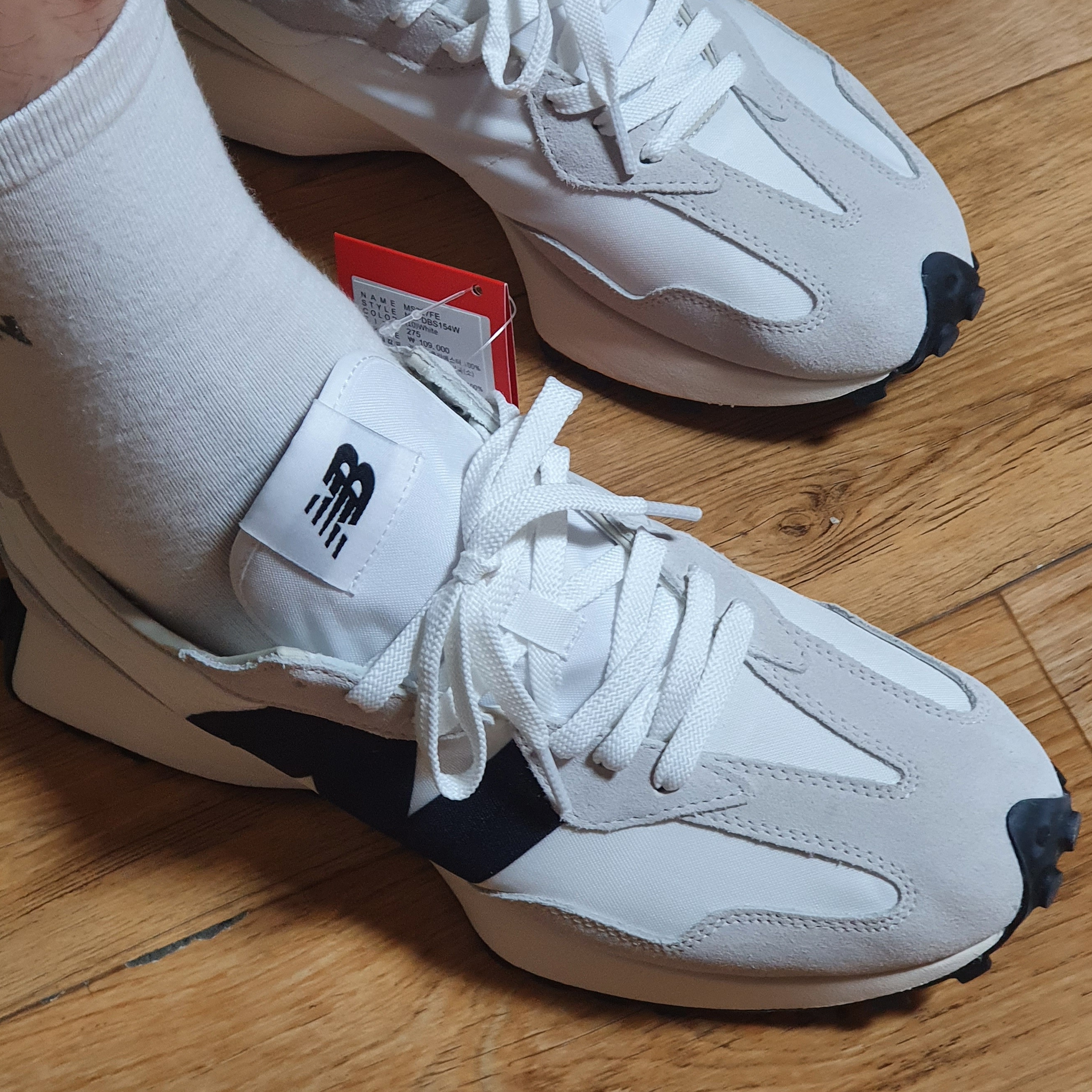 New Balance 327 White Black 착용 스타일