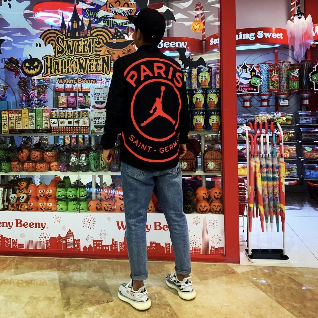 Adidas Yeezy Boost 350 V2 Zebra 2017/2019/2020, Jordan x Paris Saint-Germain Coach Jacket Black White 착용 스타일 - 1
