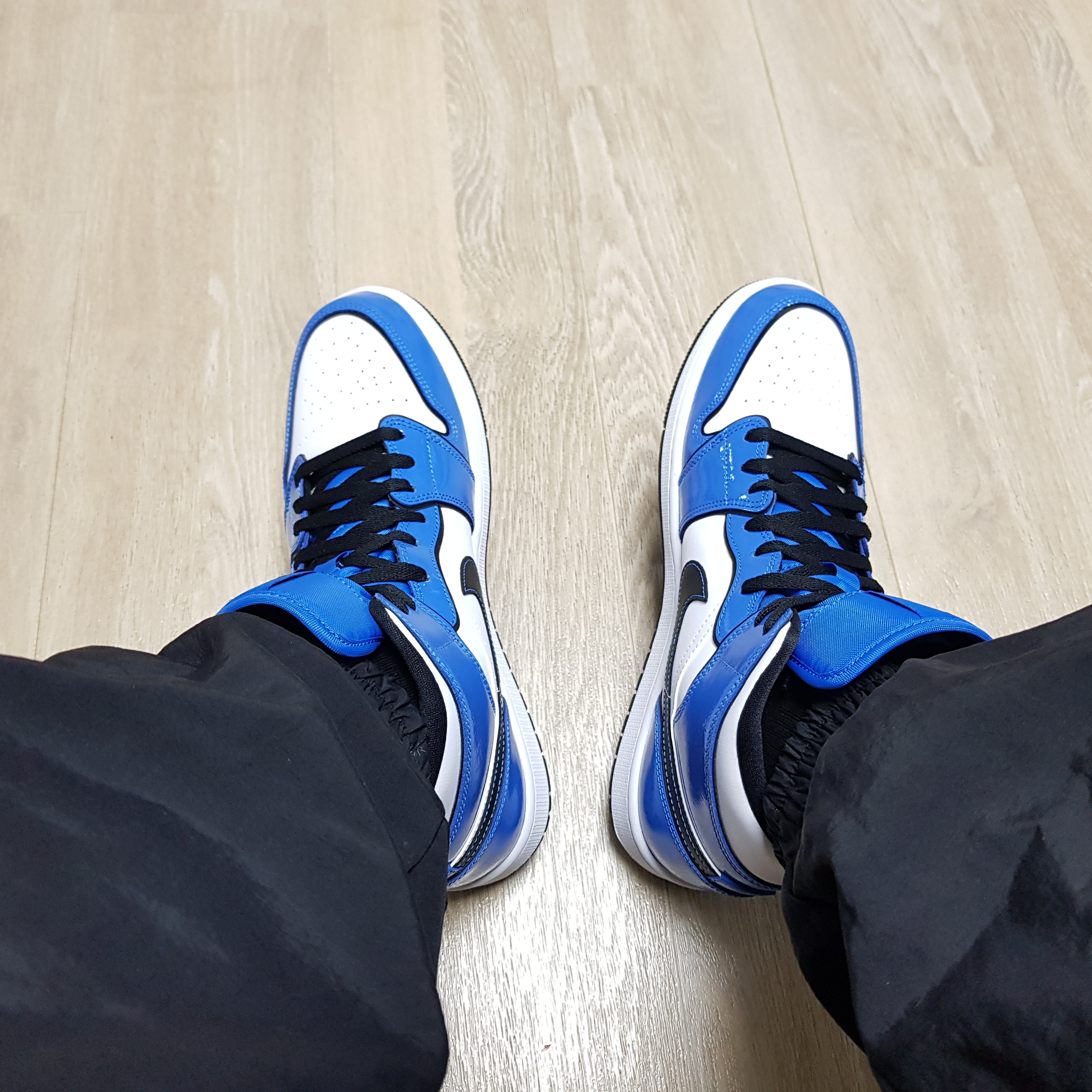 Jordan 1 Mid SE Signal Blue 착용 스타일 - 2
