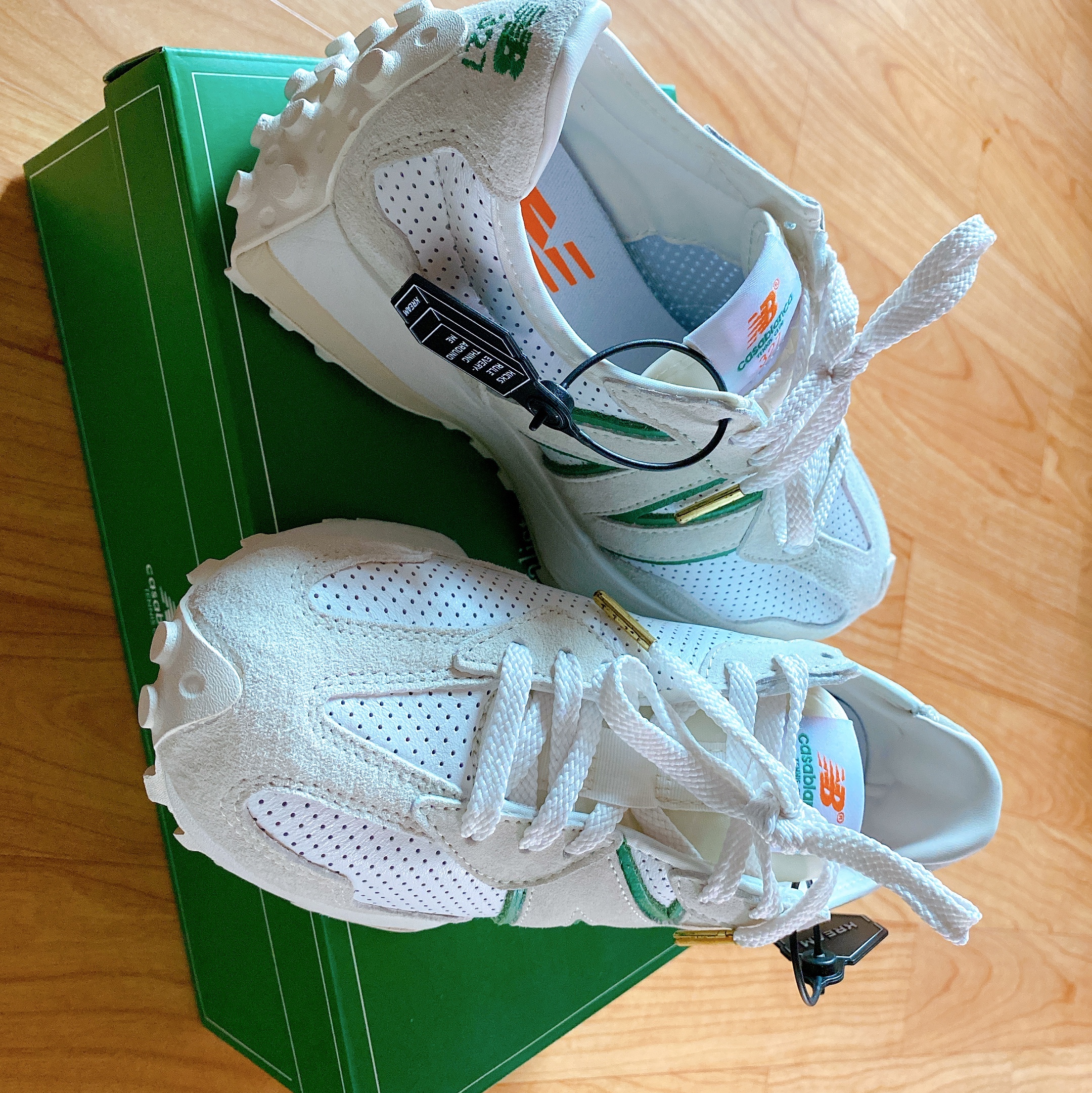 New Balance x Casablanca 327 Idealist Off White Green 착용 스타일 - 1