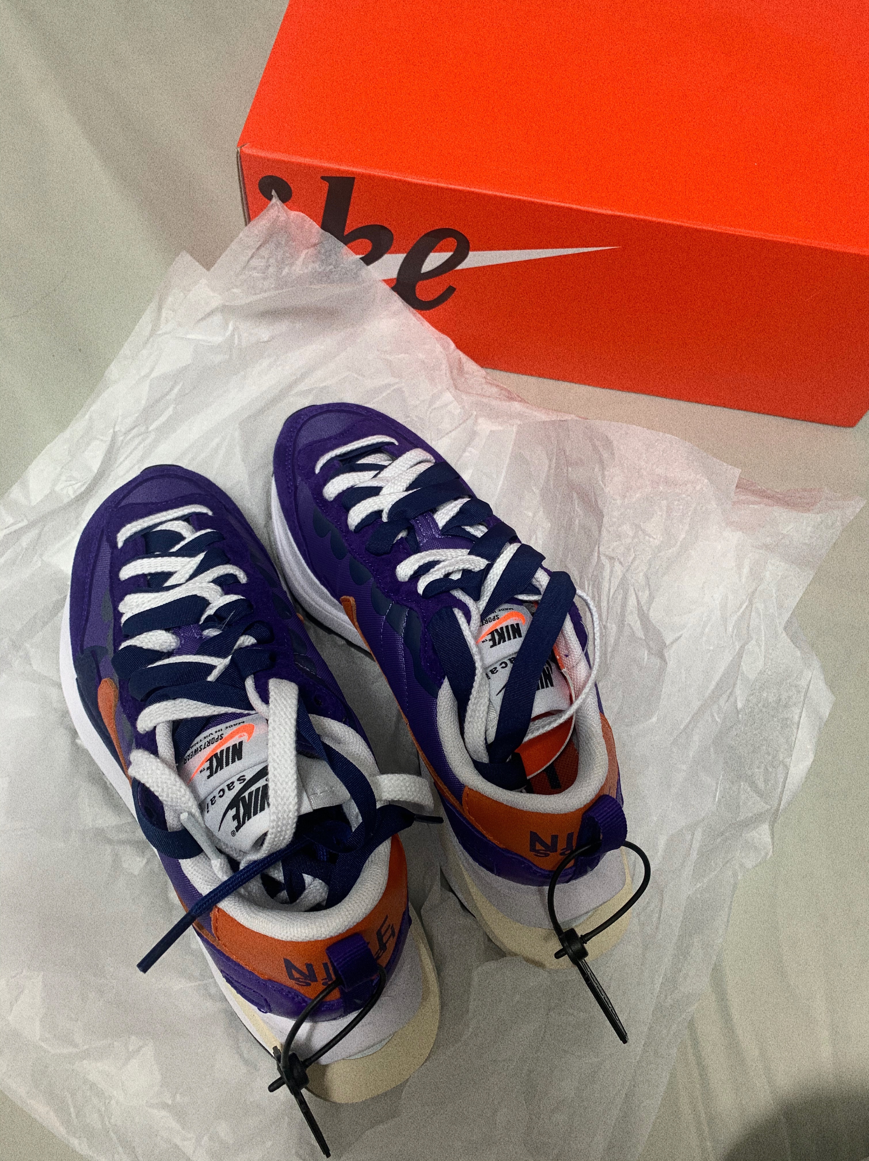 Nike x Sacai VaporWaffle Dark Iris 착용 스타일 - 3