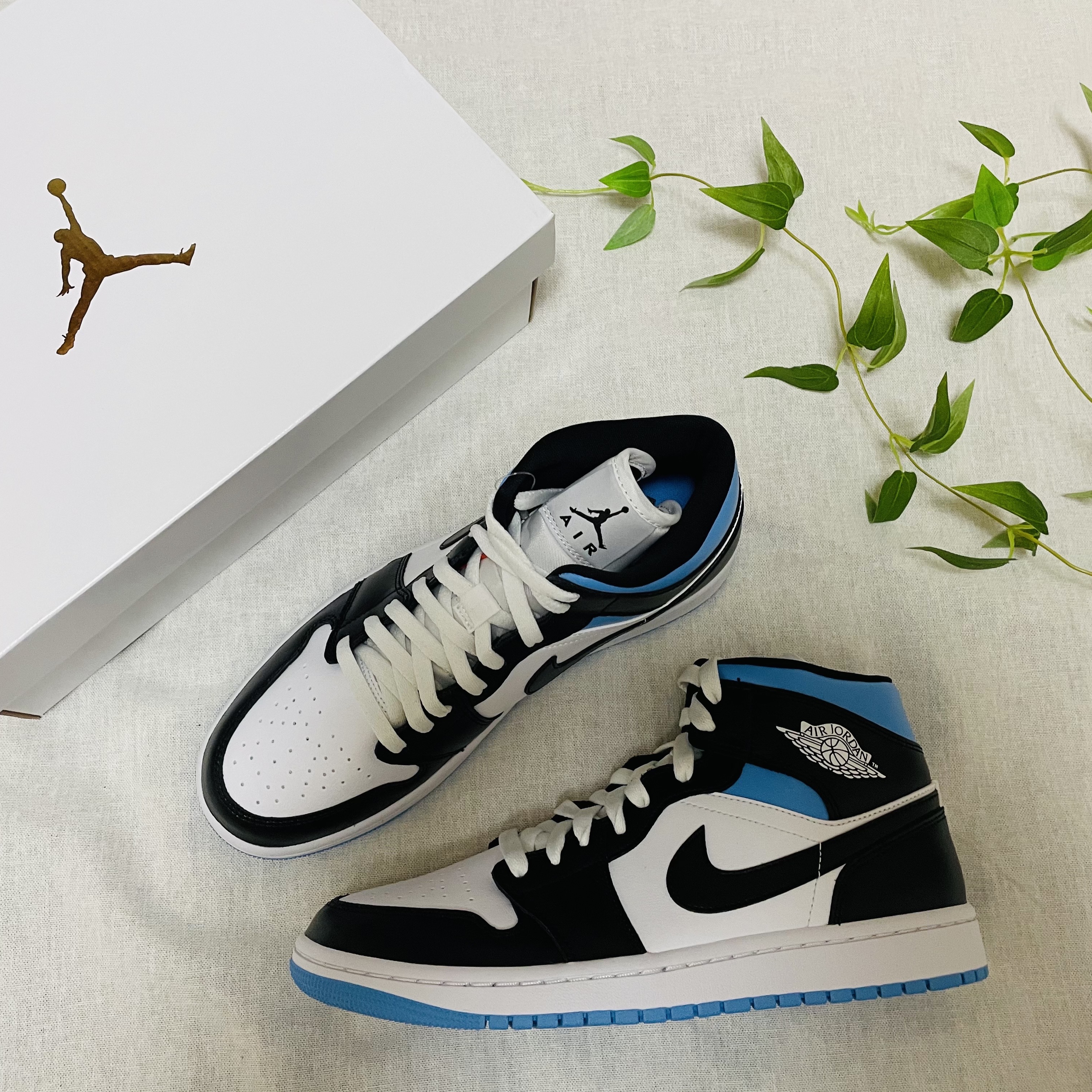 (W) Jordan 1 Mid White Black University Blue 착용 스타일 - 1