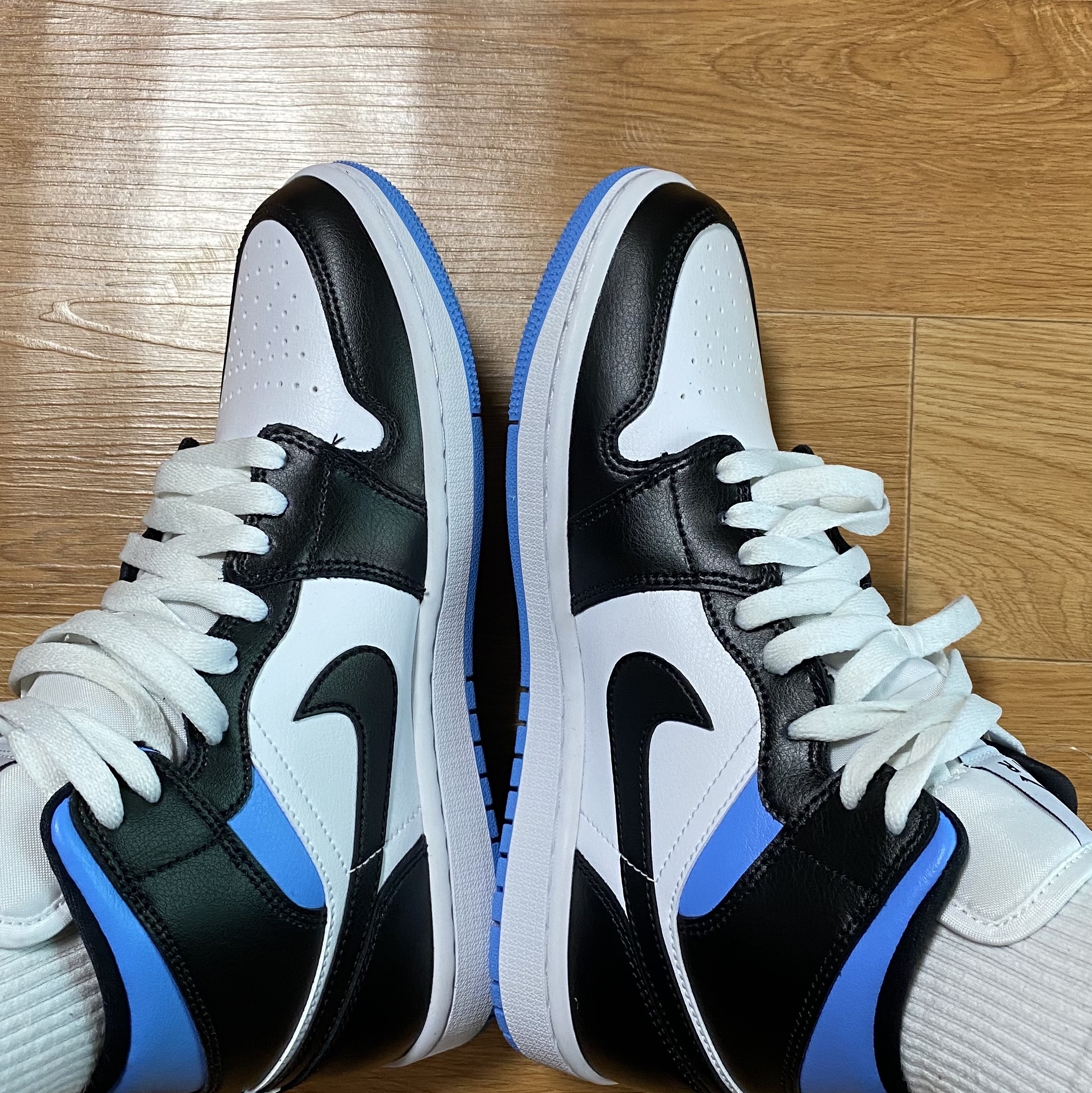 (W) Jordan 1 Mid White Black University Blue 착용 스타일 - 4