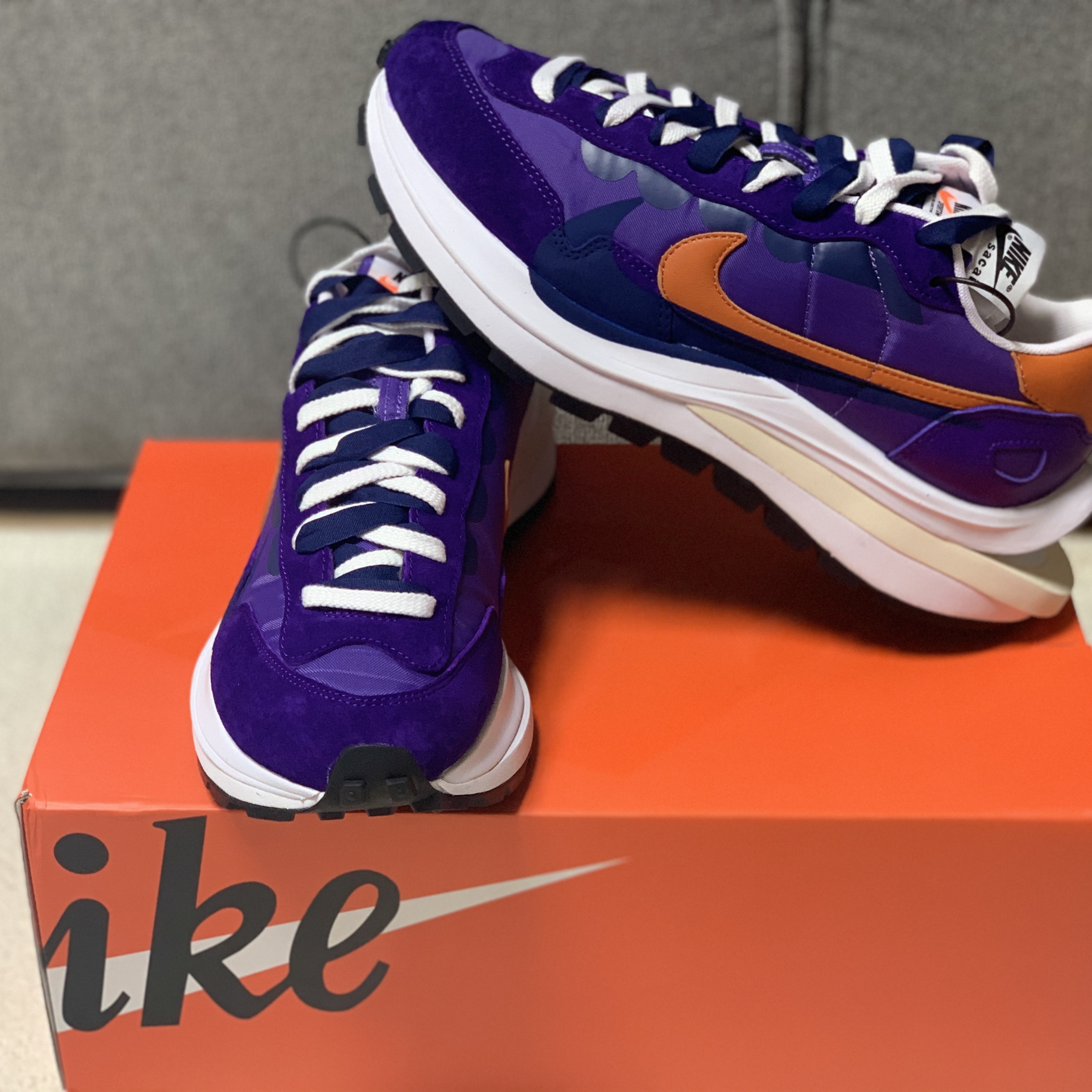 Nike x Sacai VaporWaffle Dark Iris 착용 스타일 - 4