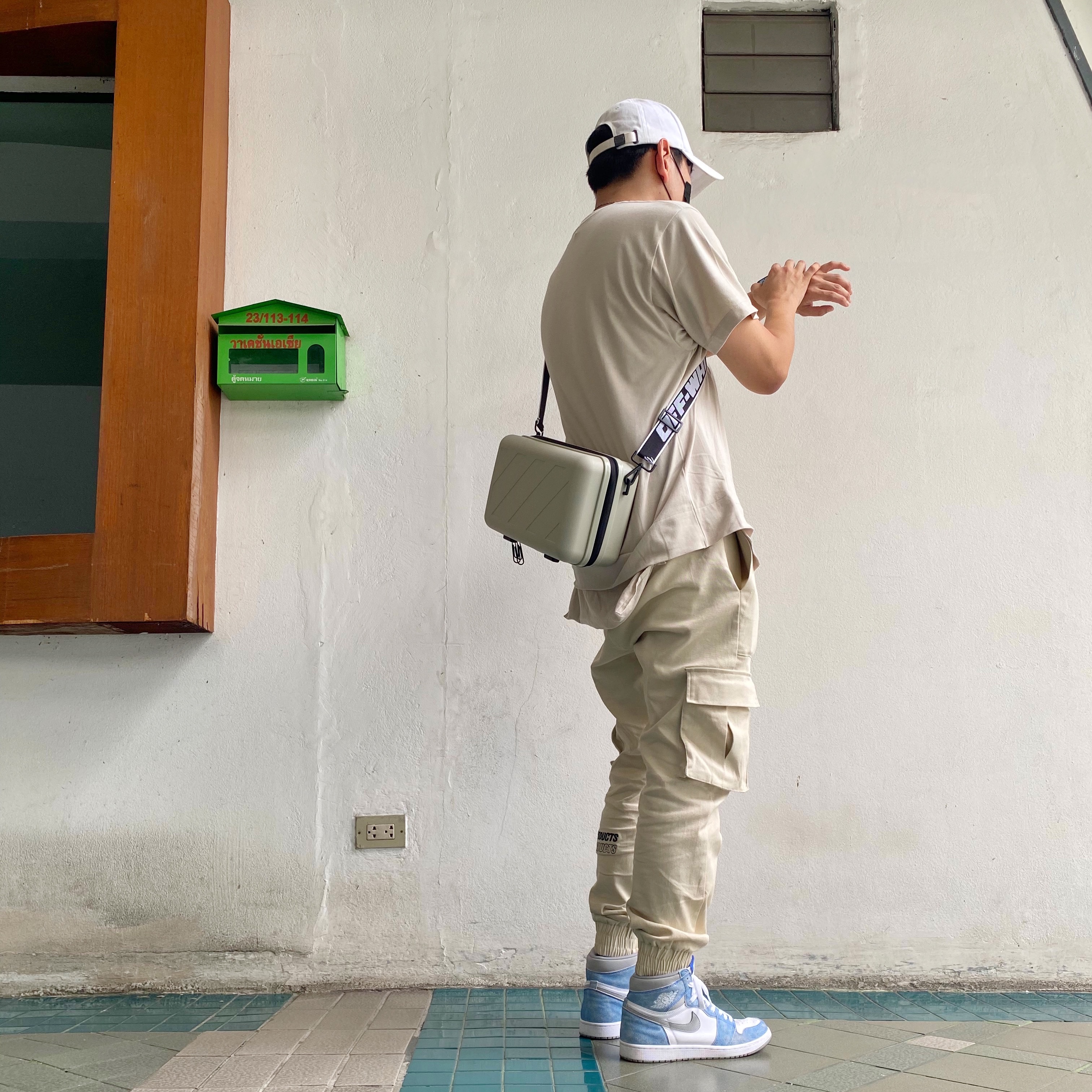 Jordan 1 Retro High OG Hyper Royal, Off-White x Amore Pacific Protection Box (Without Cosmetics) 착용 스타일