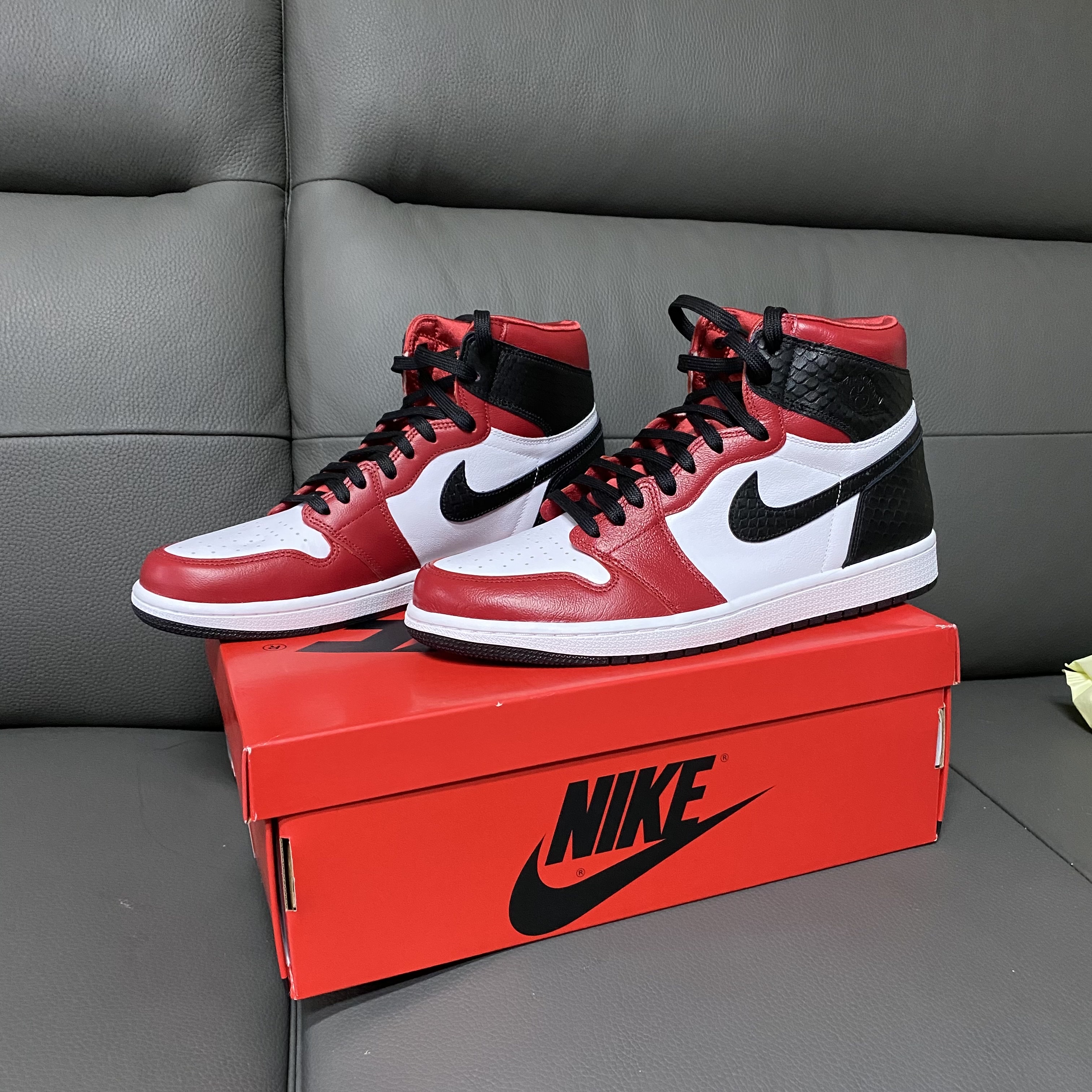 (W) Jordan 1 Retro High Satin Red 착용 스타일