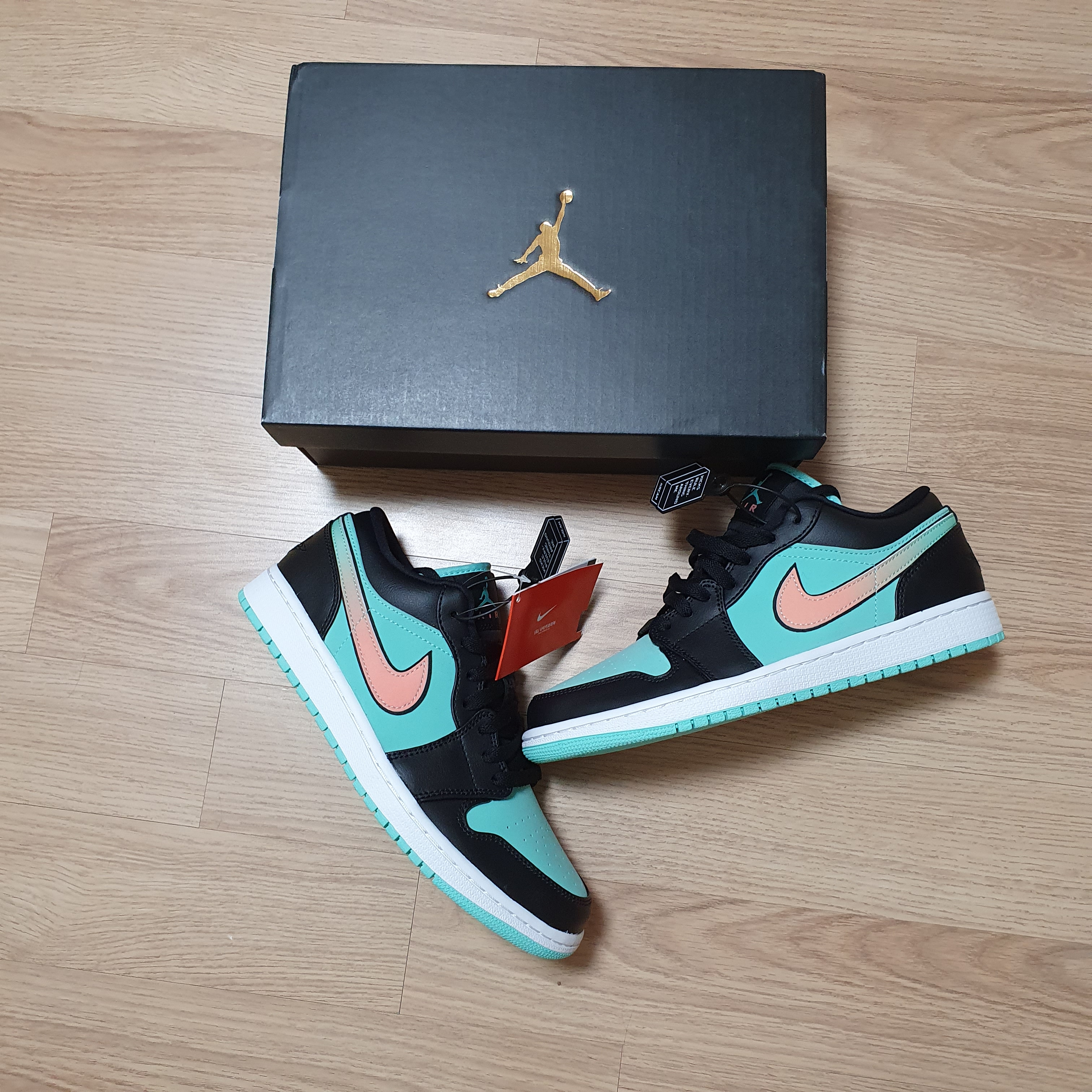 Jordan 1 Low SE Tropical Twist 착용 스타일 - 1