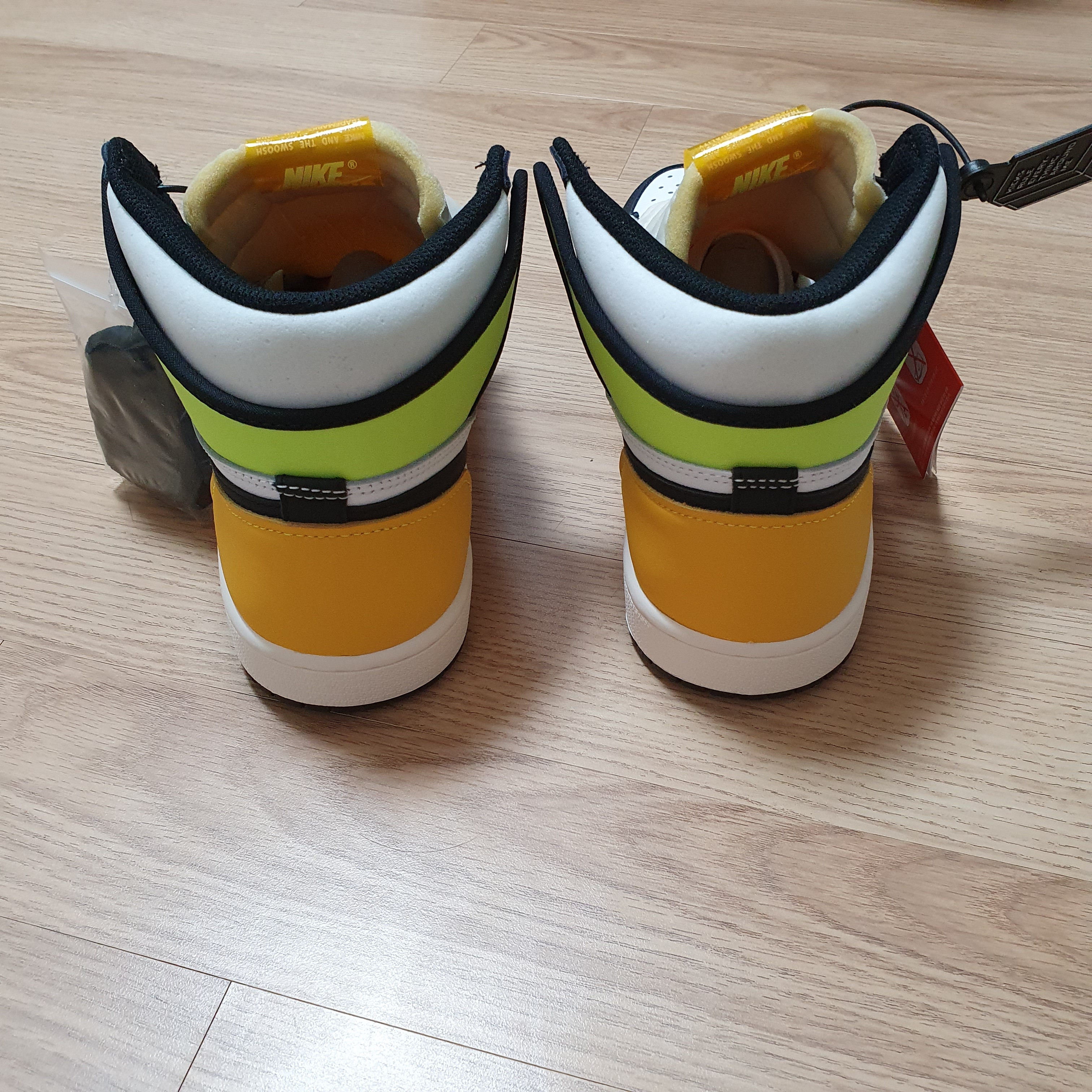 Jordan 1 Retro High OG Volt Gold 착용 스타일 - 4