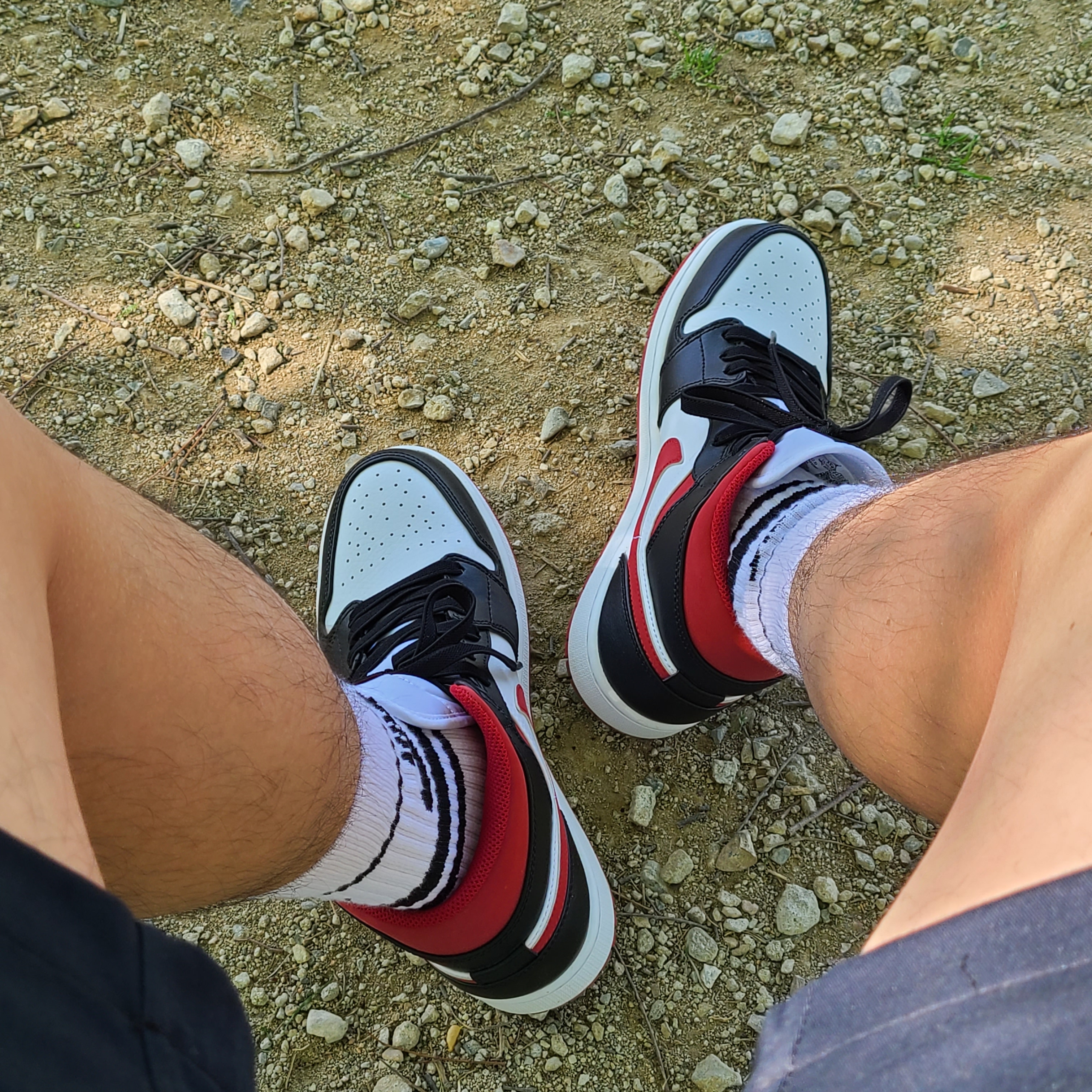 Jordan 1 Mid Gym Red Black White 착용 스타일 - 1