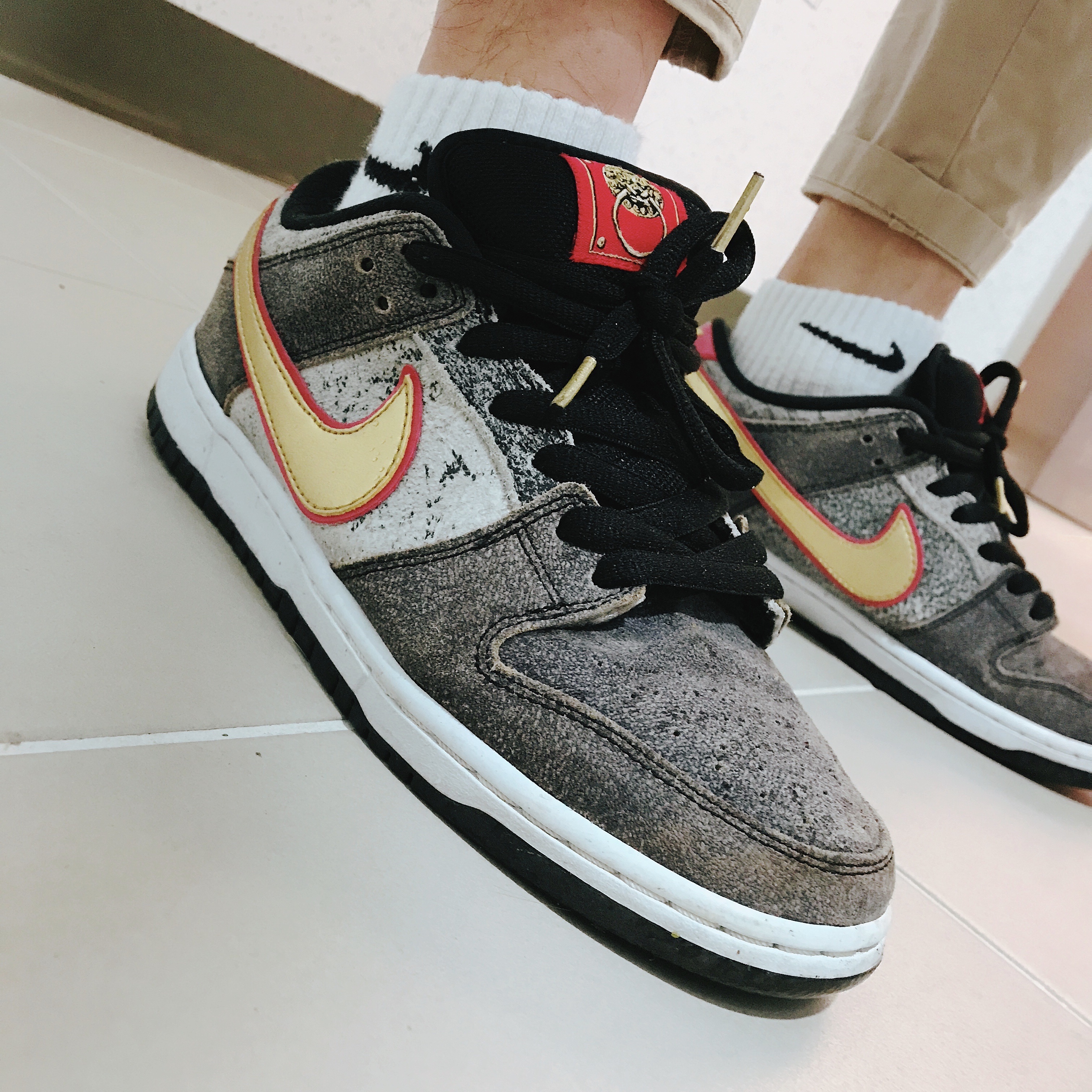 Nike SB Dunk Low Beijing Metallic Gold 착용 스타일