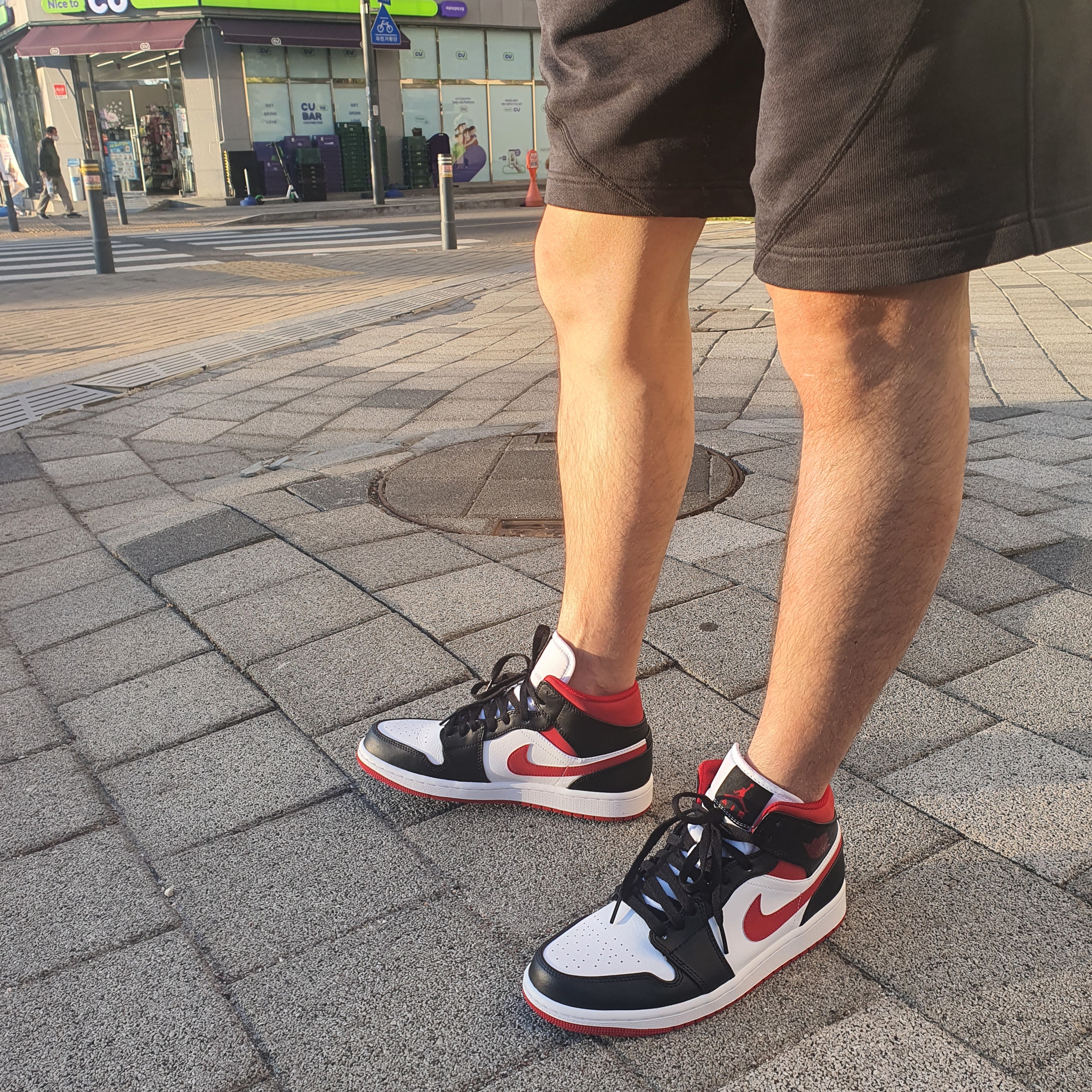 Jordan 1 Mid Gym Red Black White 착용 스타일