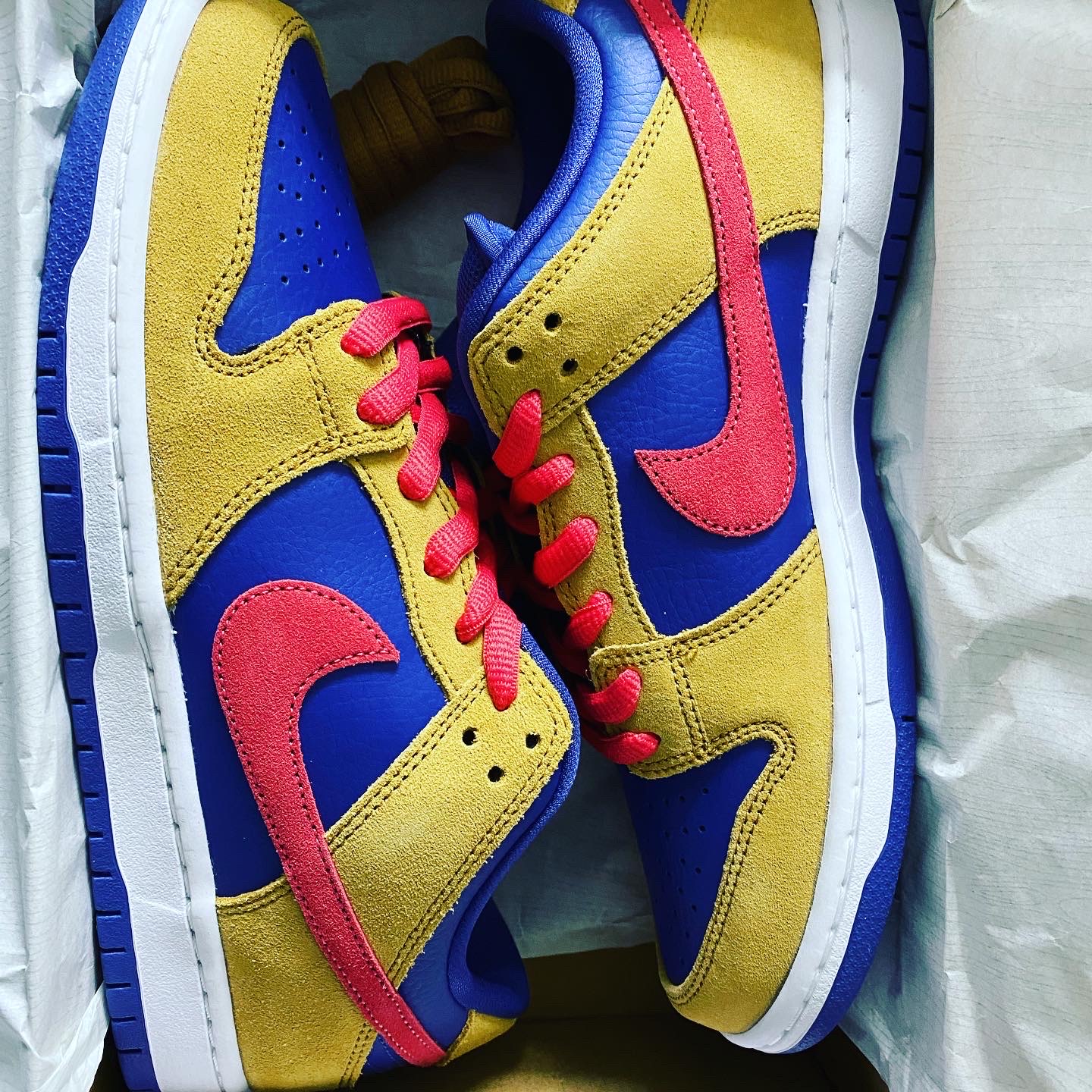 Nike SB Dunk Low Pro Wheat and Purple 착용 스타일 - 2