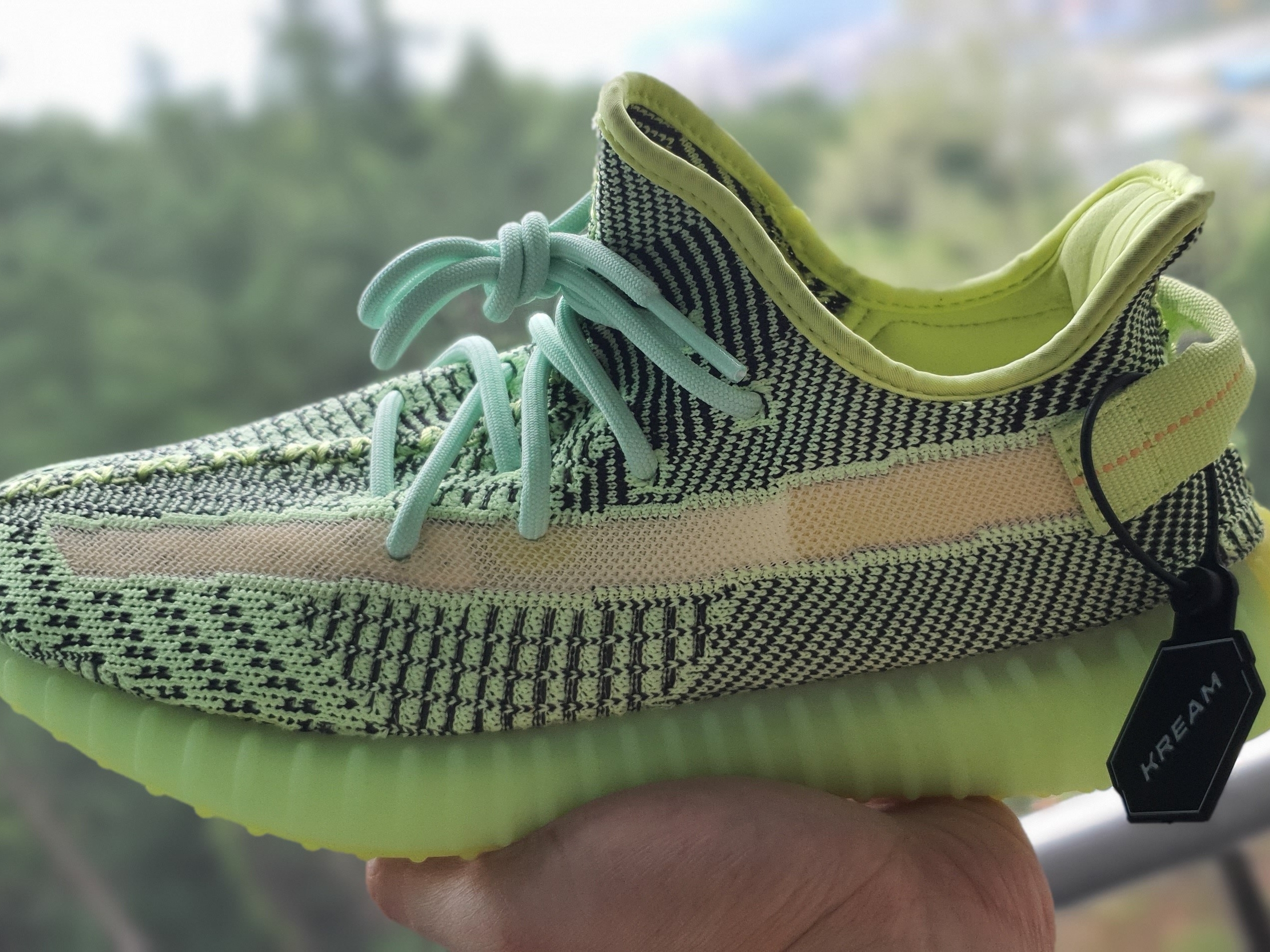 Adidas Yeezy Boost 350 V2 Yeezreel - Non-Reflective 착용 스타일