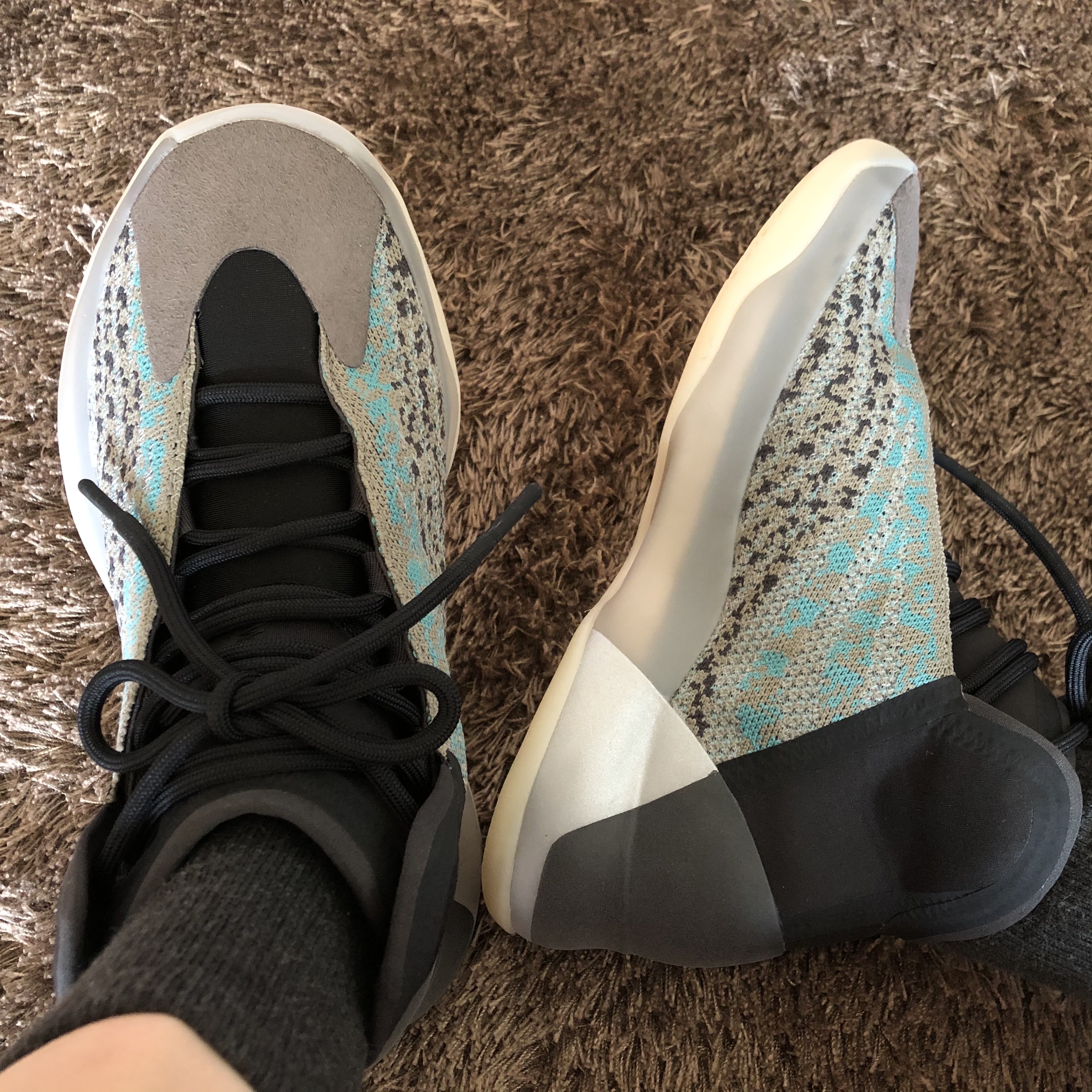 Adidas Yeezy QNTM Teal Blue 착용 스타일 - 2