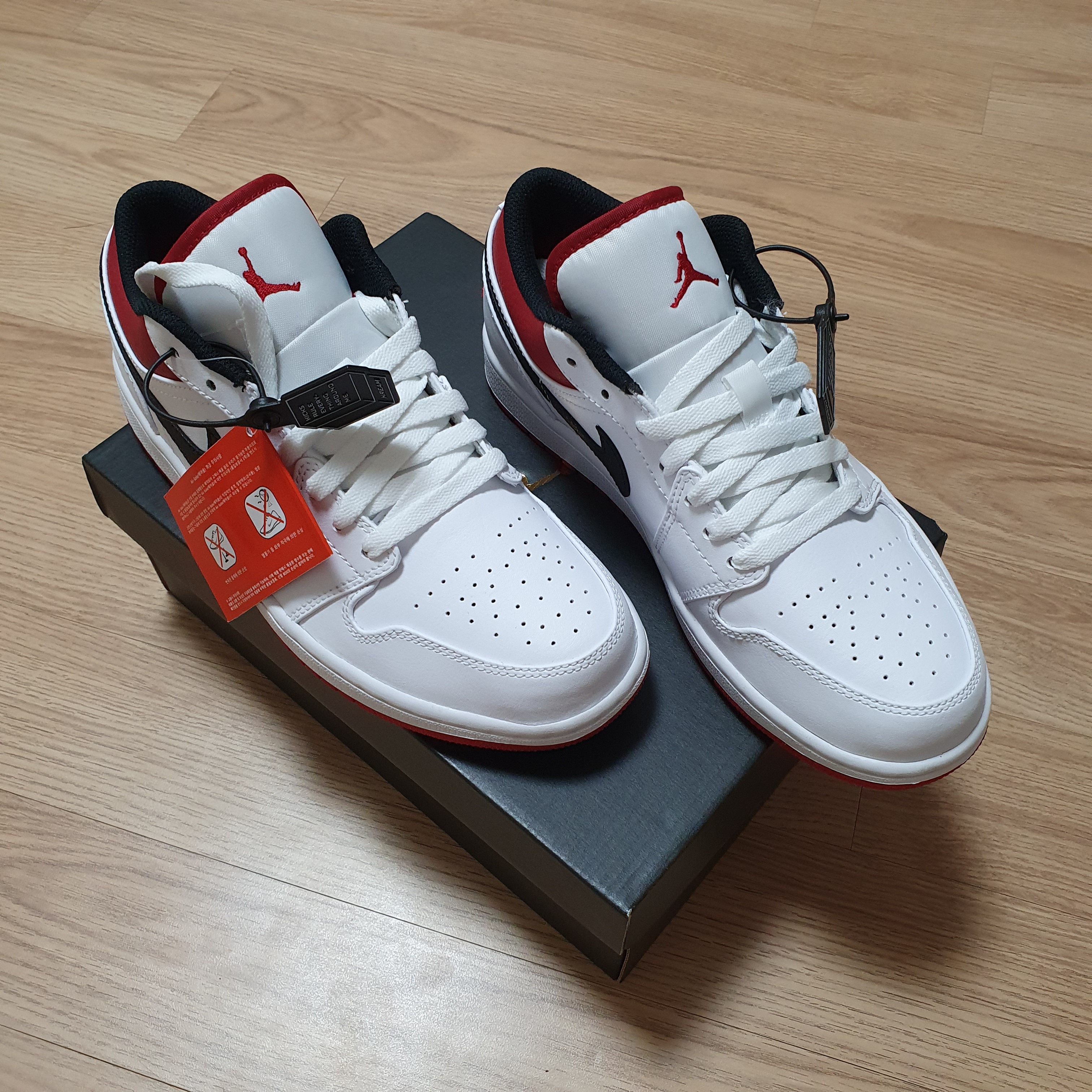 Jordan 1 Low White Red Black 착용 스타일 - 1