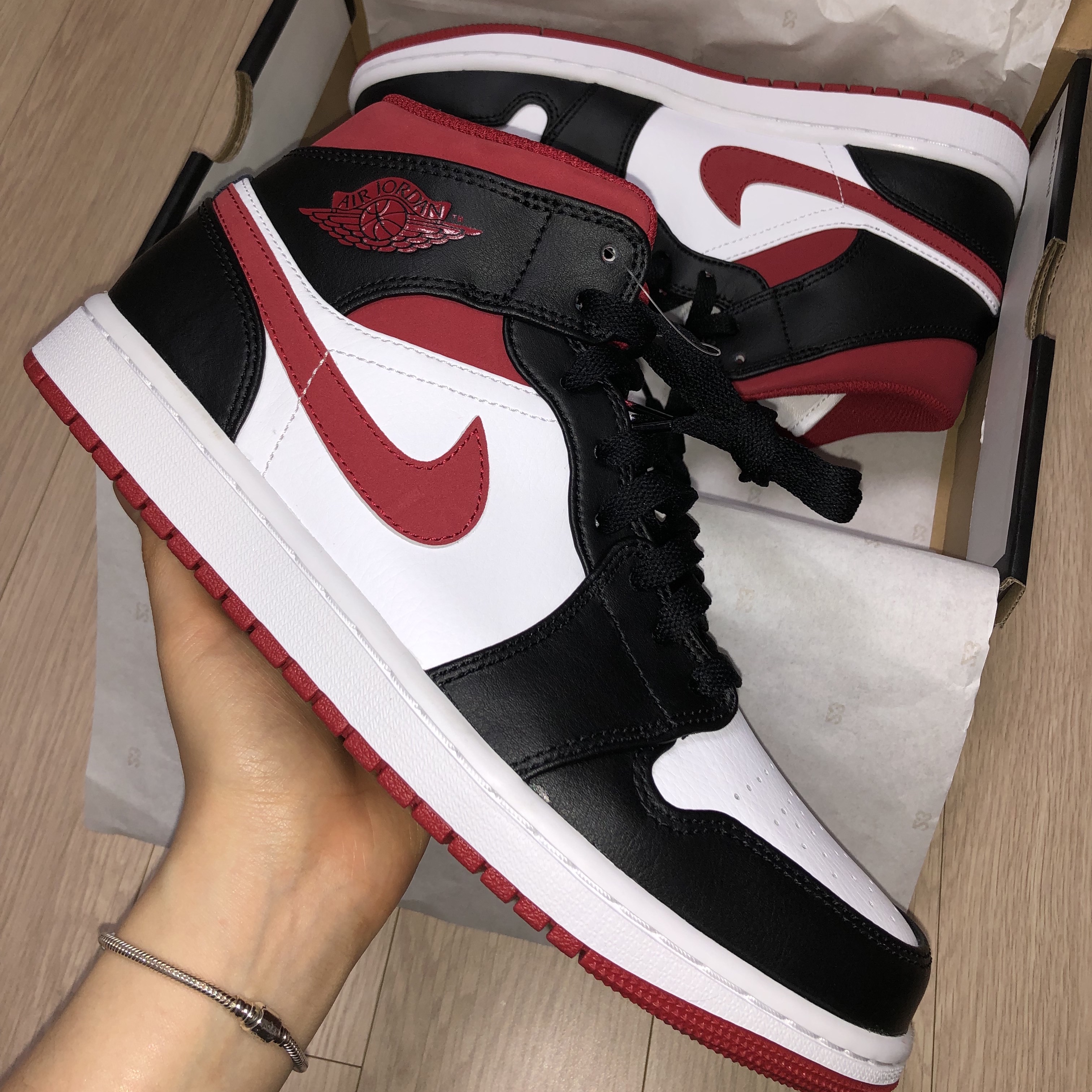 Jordan 1 Mid Gym Red Black White 착용 스타일 - 3