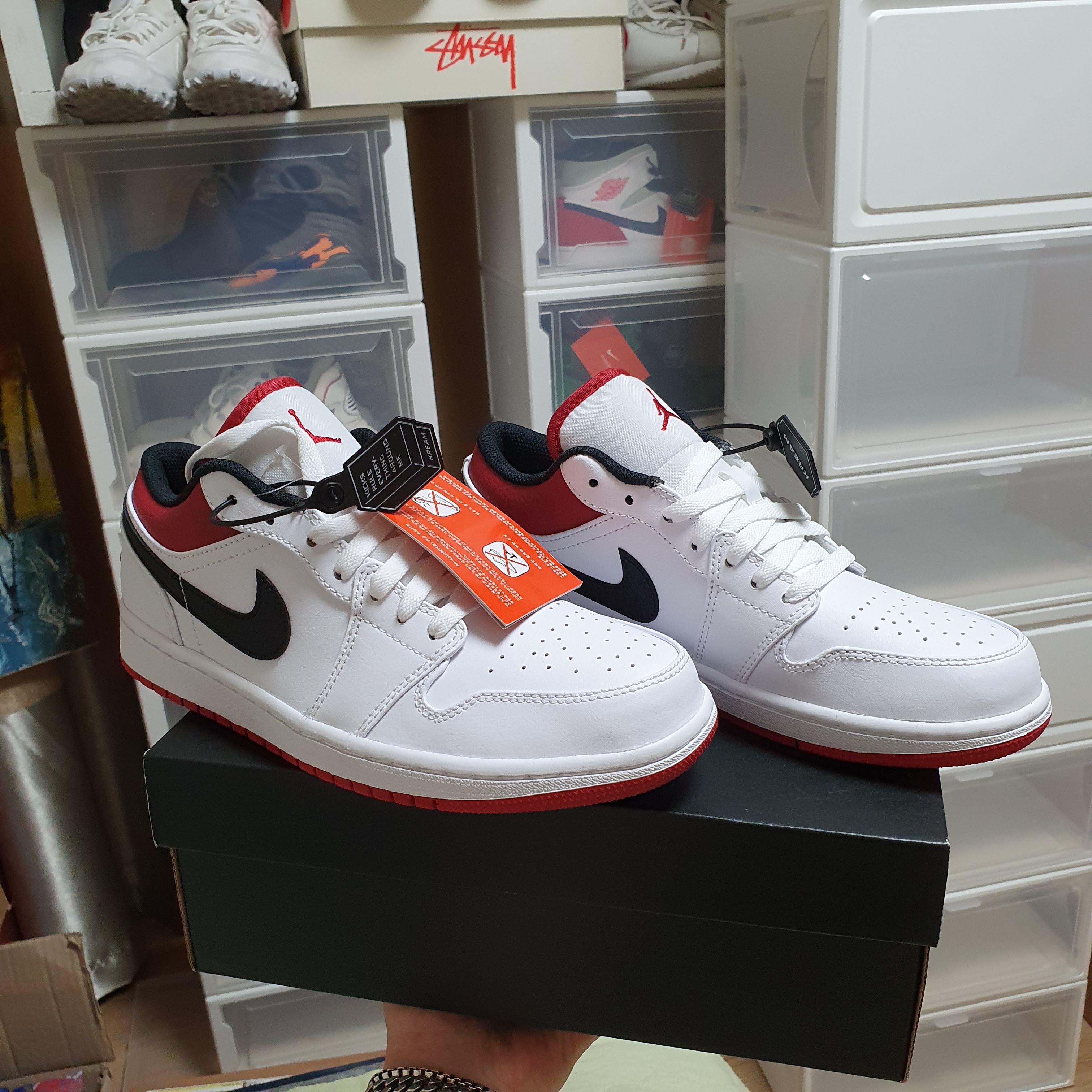 Jordan 1 Low White Red Black 착용 스타일 - 3