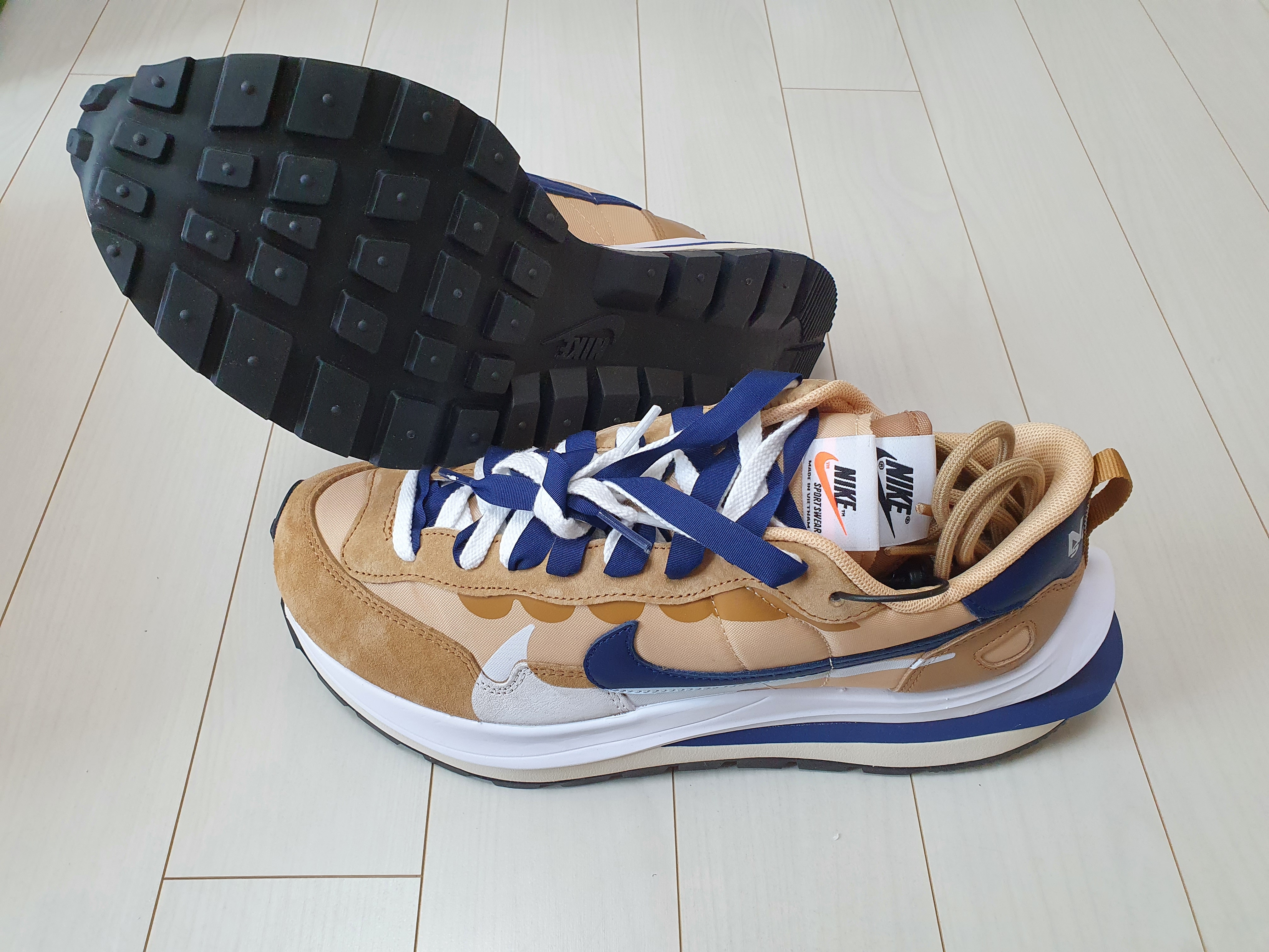 Nike x Sacai VaporWaffle Sesame and Blue Void 착용 스타일