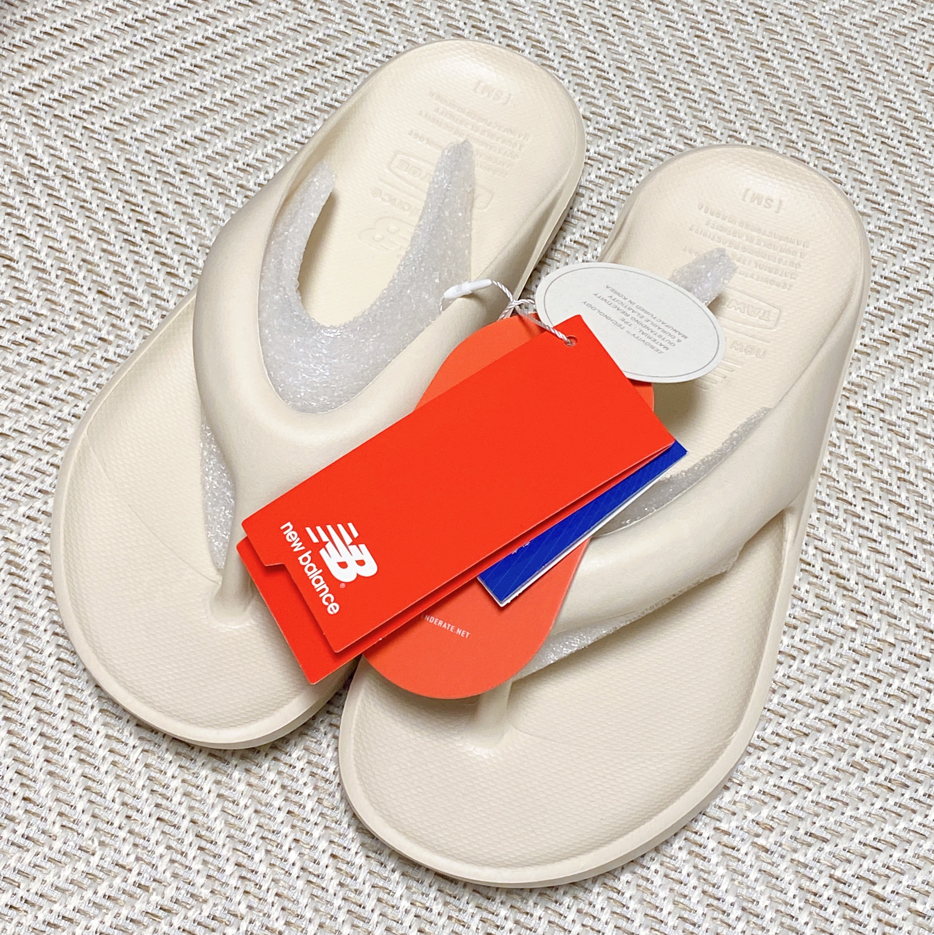 New Balance x Taw&Toe Flip Flop Ivory 착용 스타일 - 1