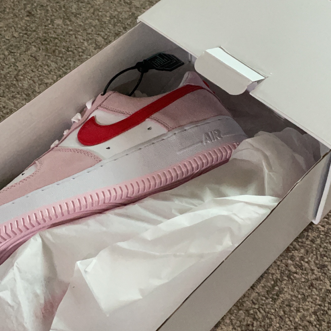 Nike Air Force 1 '07 QS Valentine's Day 착용 스타일