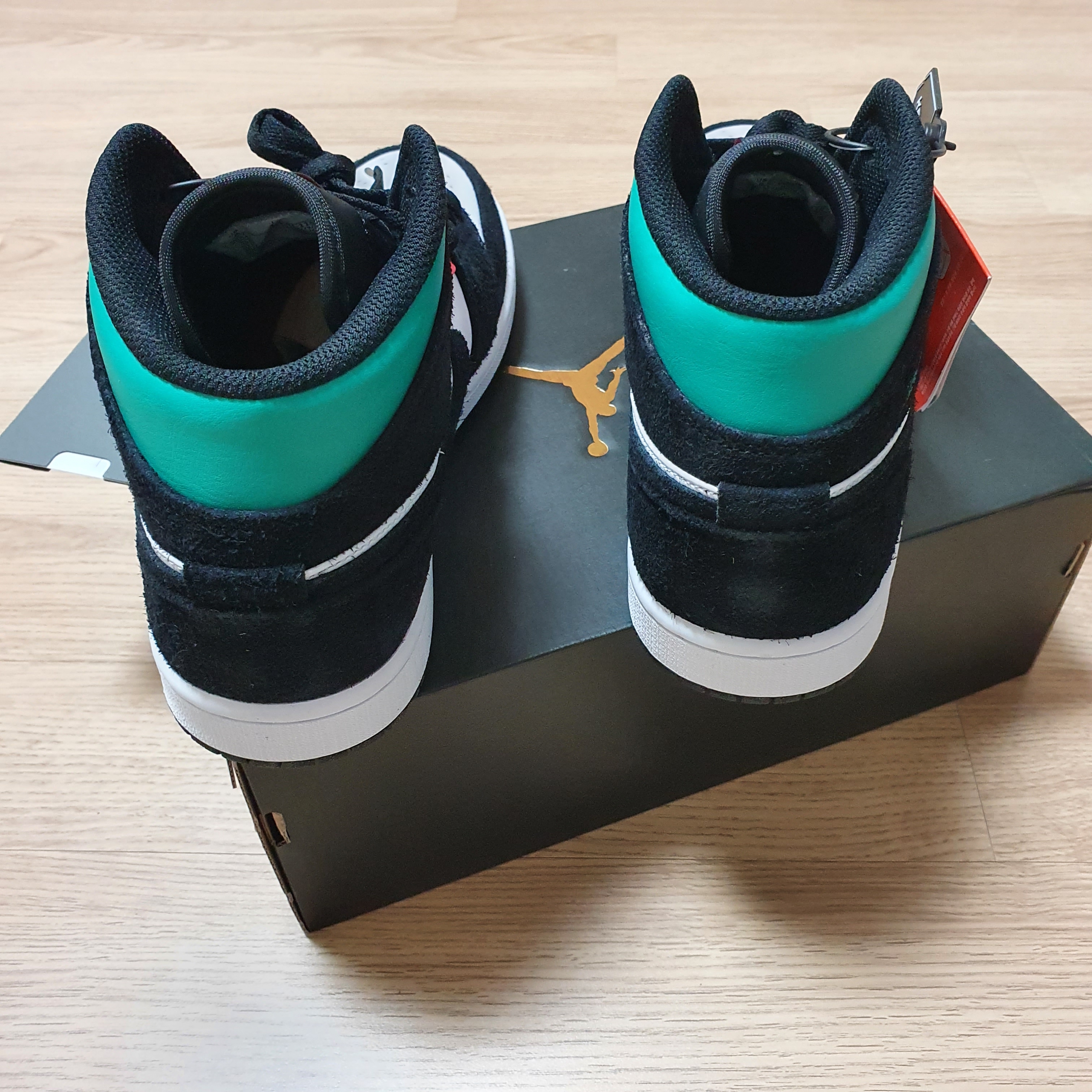 Jordan 1 Mid SE South Beach 착용 스타일 - 3