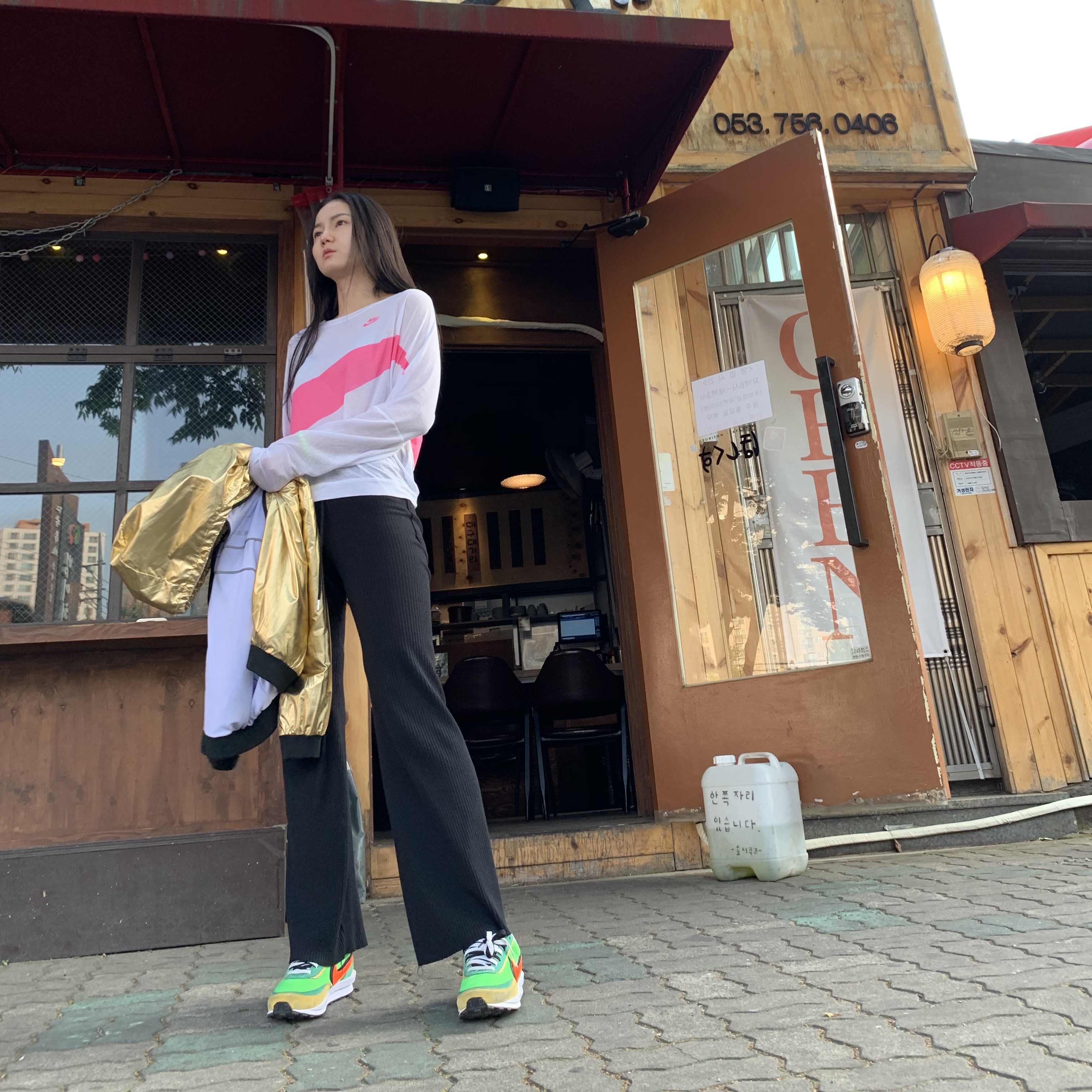 Nike x Sacai LDWaffle Green Multi, (W) Alexander McQueen Oversized Sneakers Paris Blue 착용 스타일 - 1