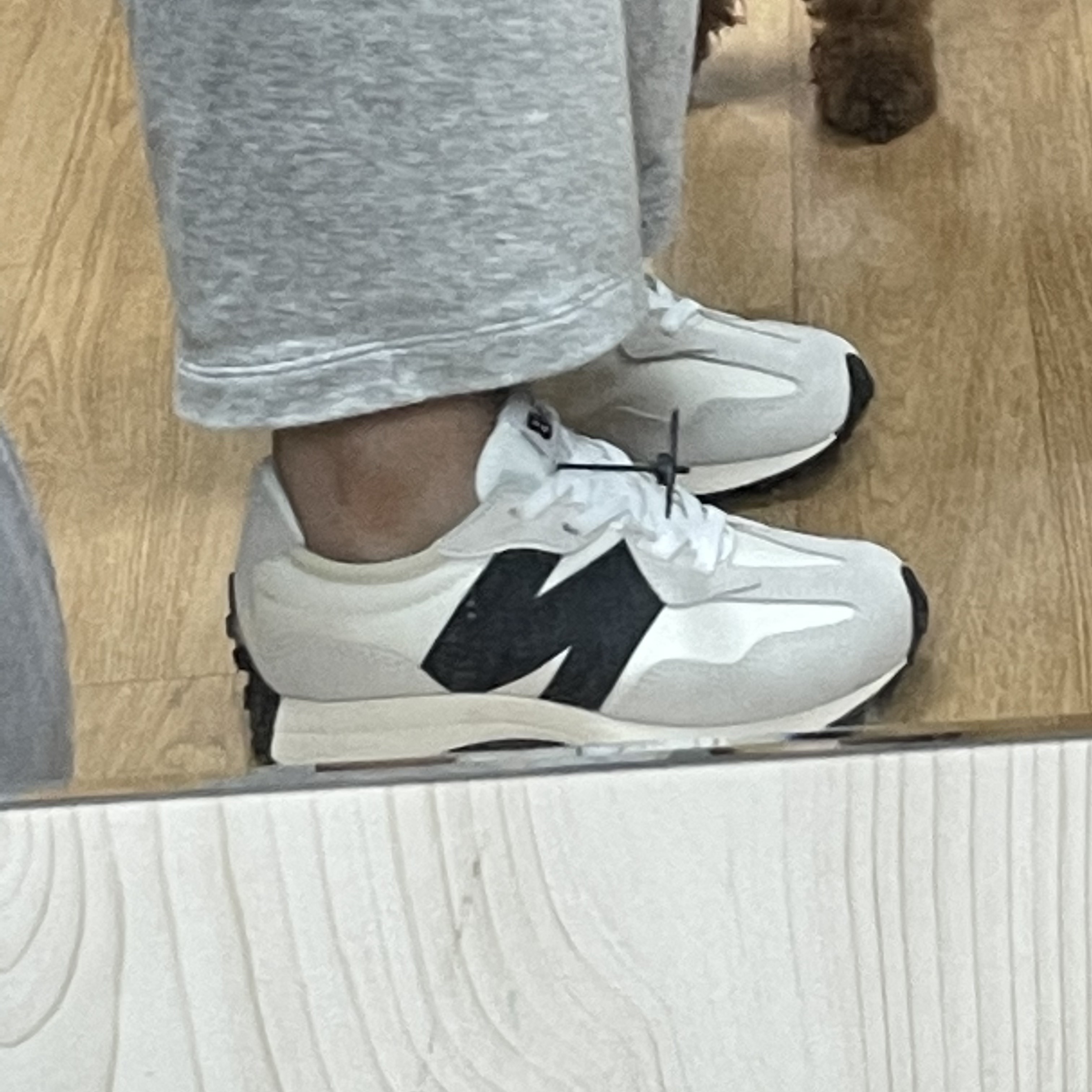 (PS) New Balance 327 White Black 착용 스타일 - 1