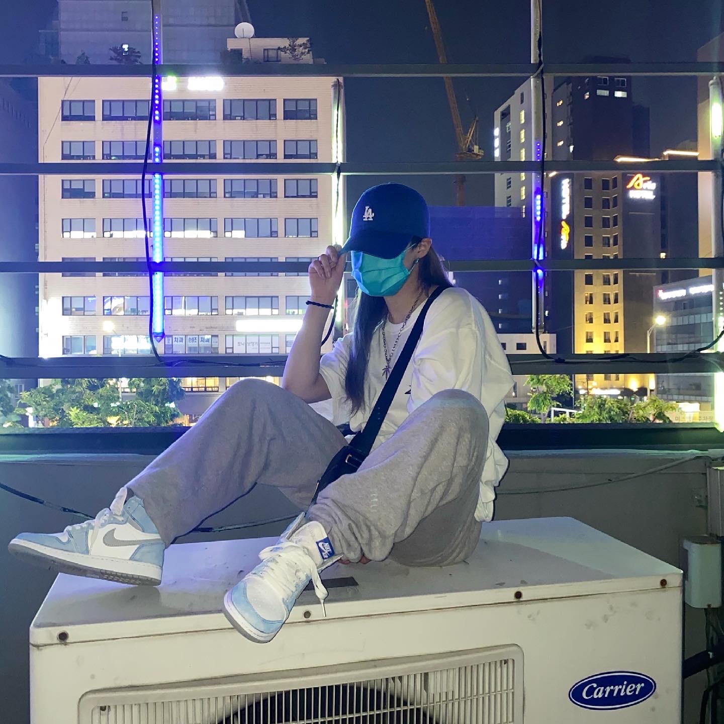 Jordan 1 Retro High OG Hyper Royal 착용 스타일