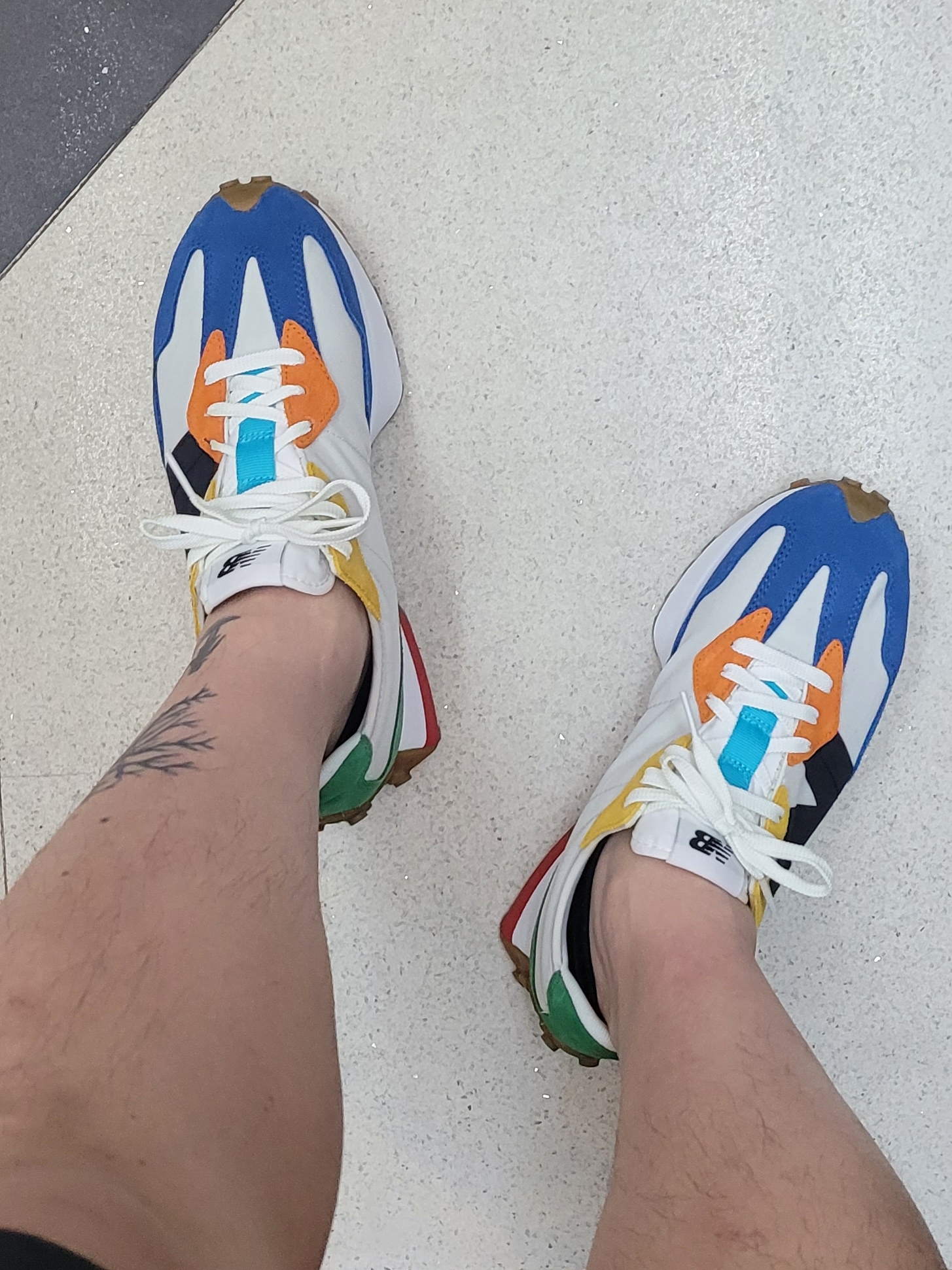New Balance 327 Black, New Balance 327 Multicolor A 착용 스타일 - 4