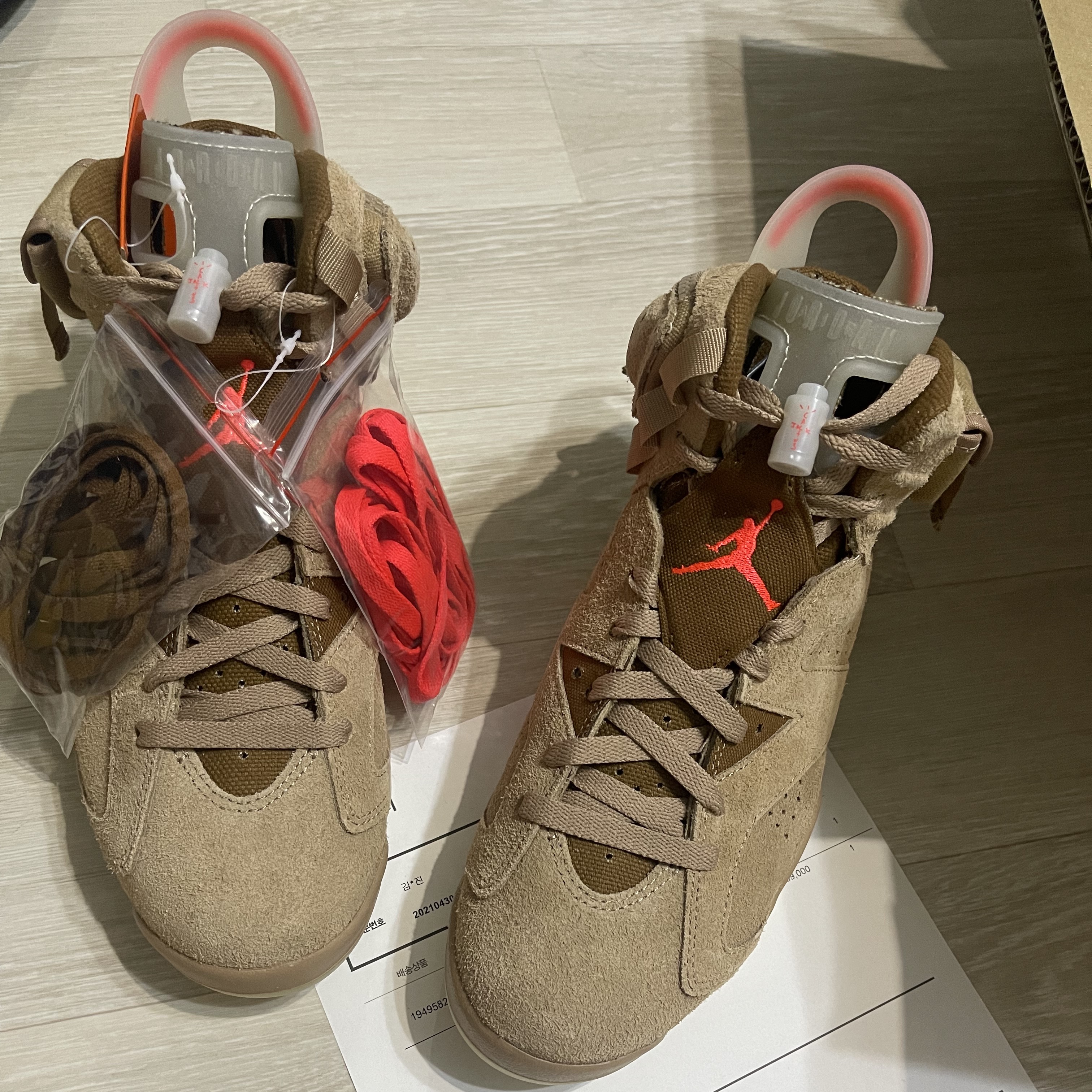 Jordan 6 x Travis Scott Retro SP British Khaki 착용 스타일