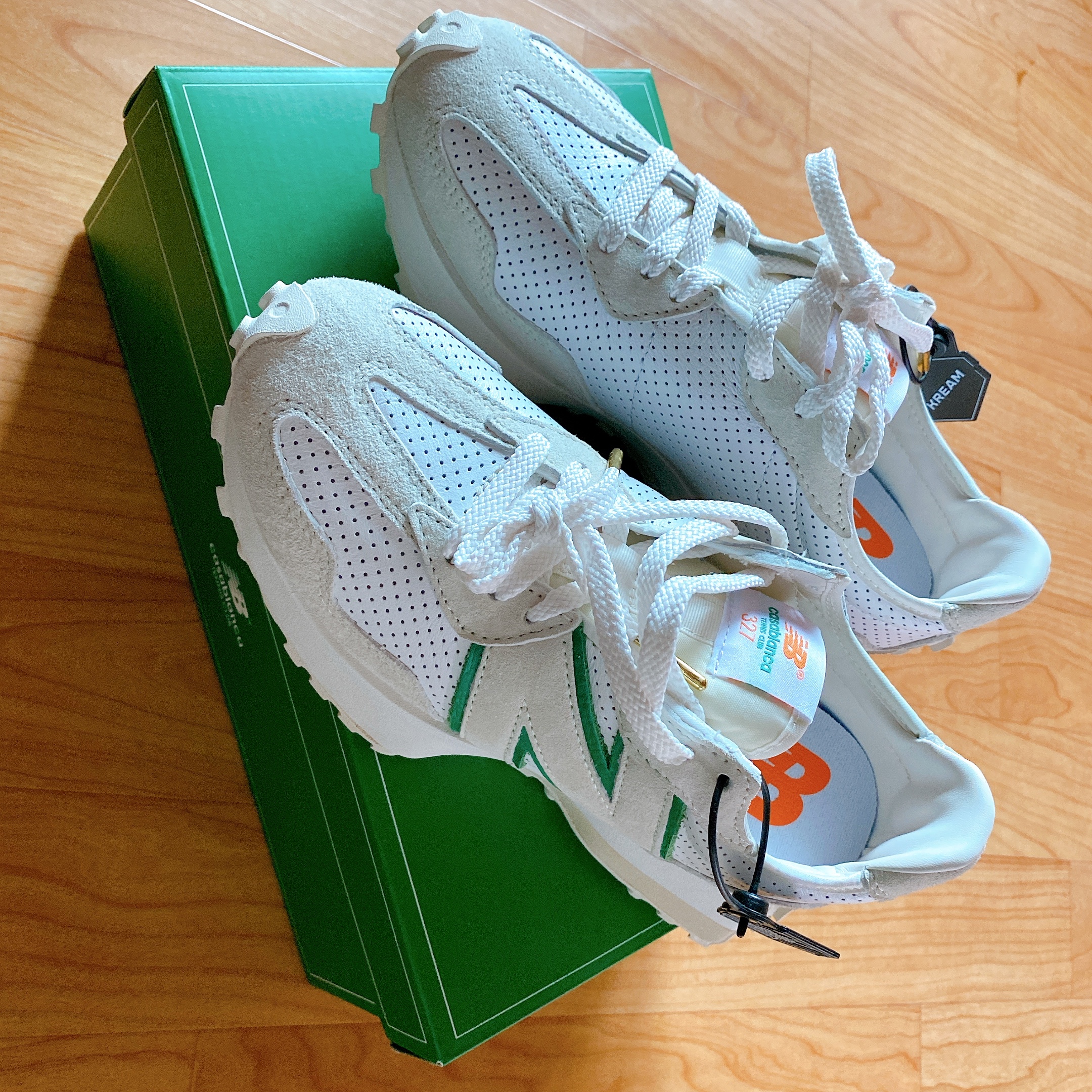 New Balance x Casablanca 327 Idealist Off White Green 착용 스타일 - 2