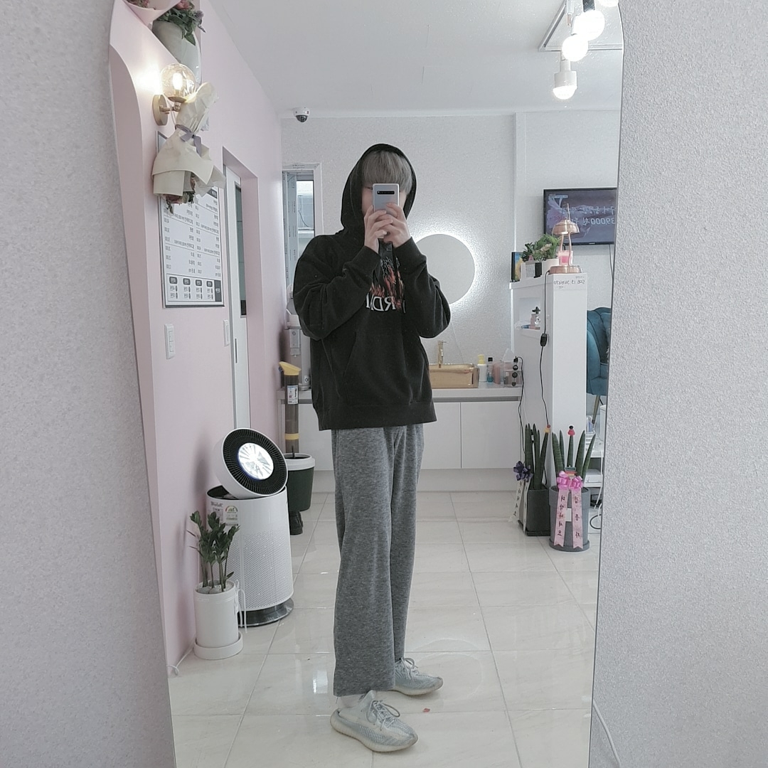 Jordan x Travis Scott MJ Fleece Hoodie - US/EU, Adidas Yeezy Boost 350 V2 Cloud White - Non-Reflective 착용 스타일