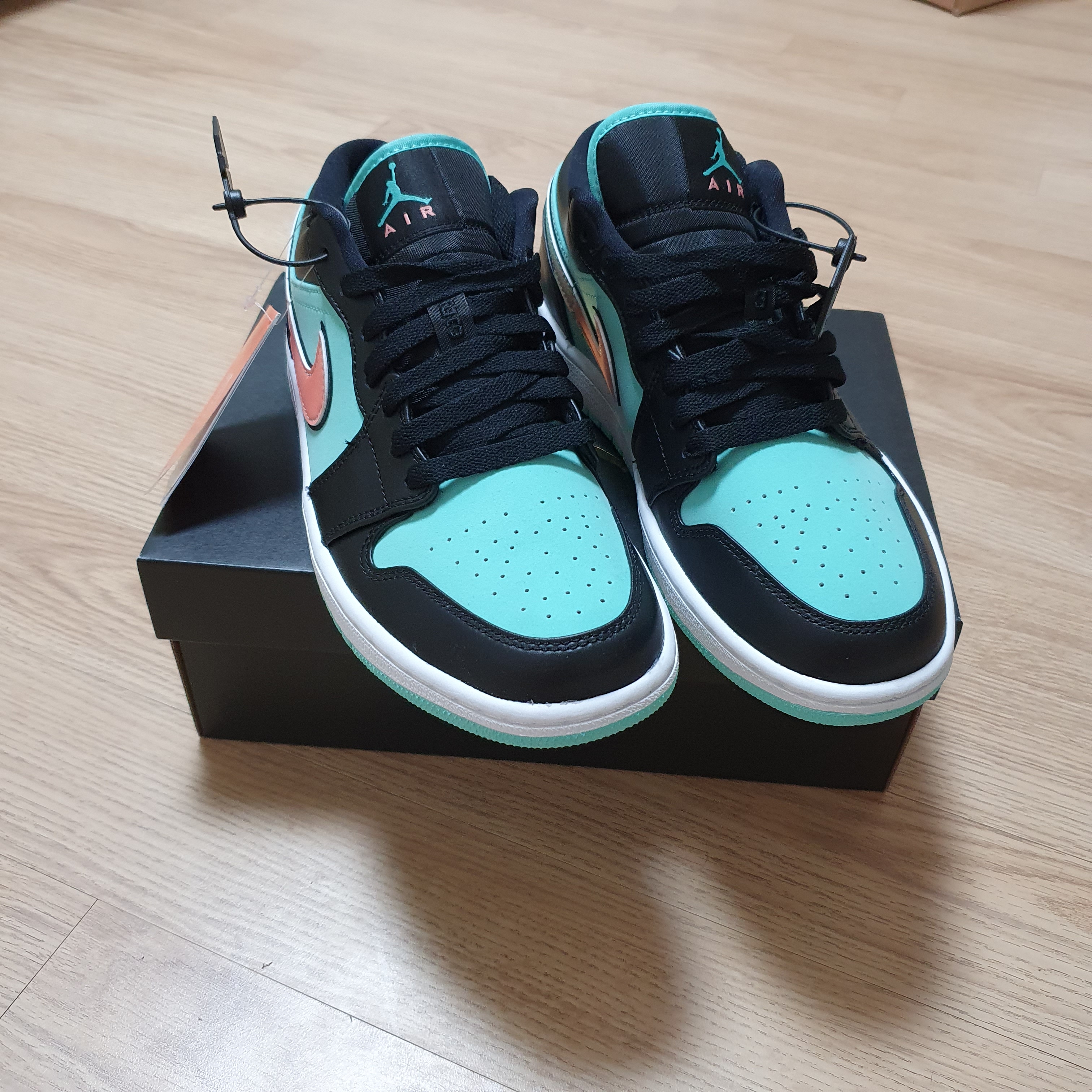 Jordan 1 Low SE Tropical Twist 착용 스타일 - 3