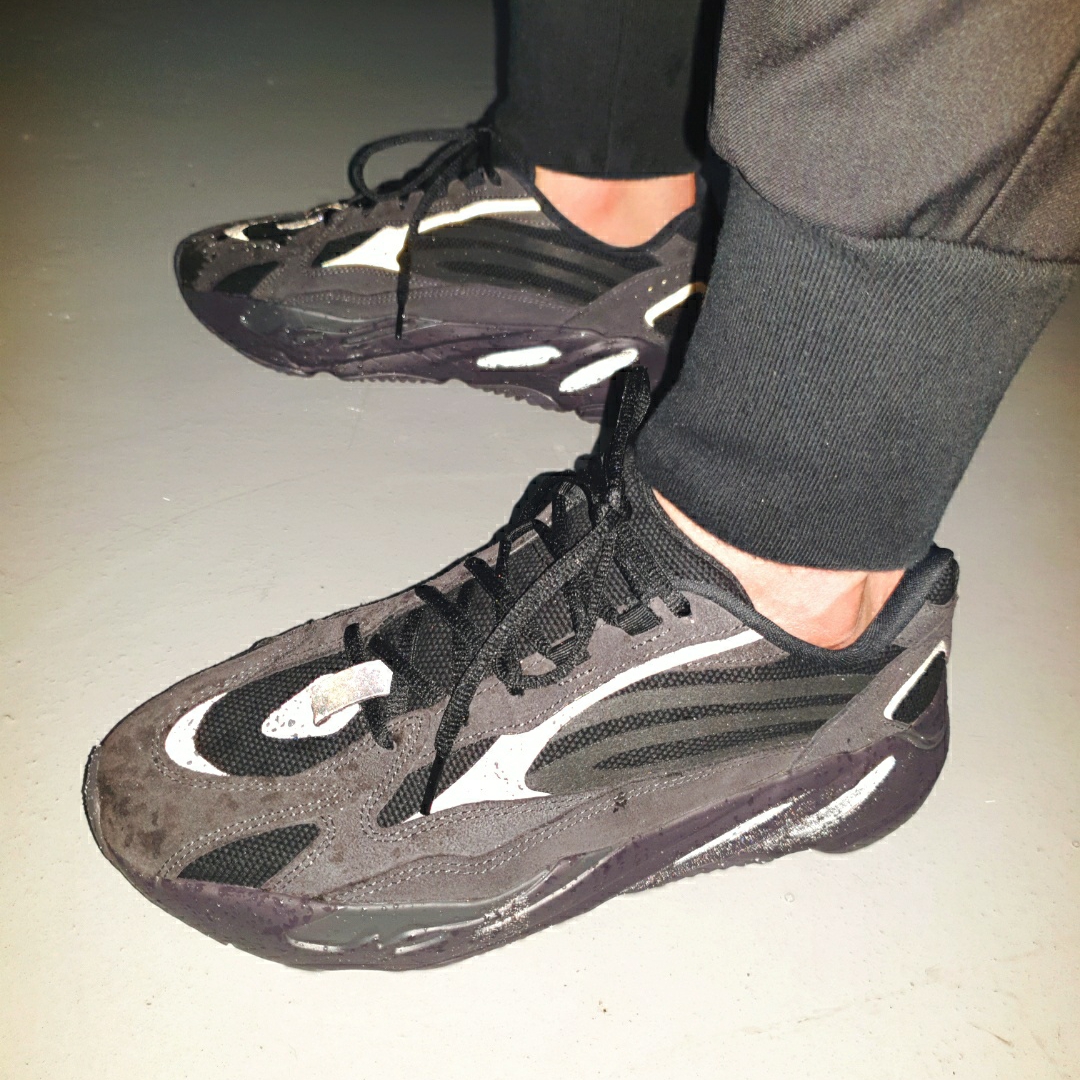 Adidas Yeezy Boost 700 V2 Vanta 2019 착용 스타일 - 4