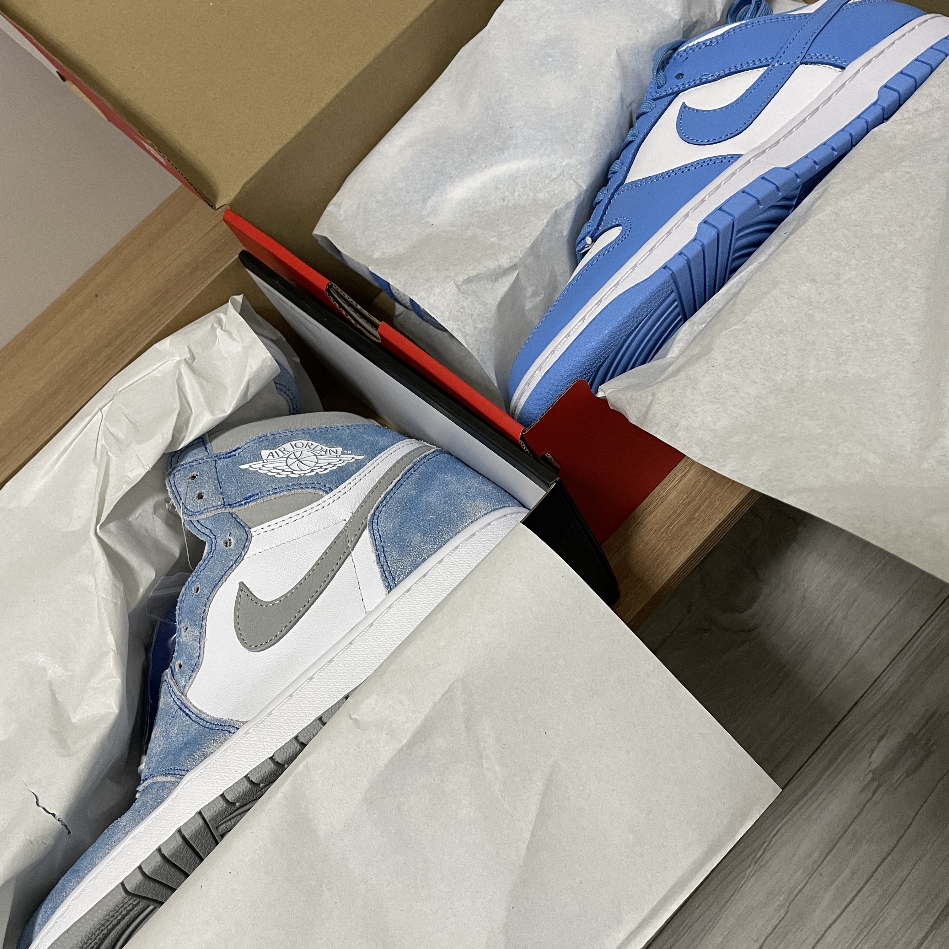 Jordan 1 Retro High OG Hyper Royal, Nike Dunk Low Retro University Blue 착용 스타일
