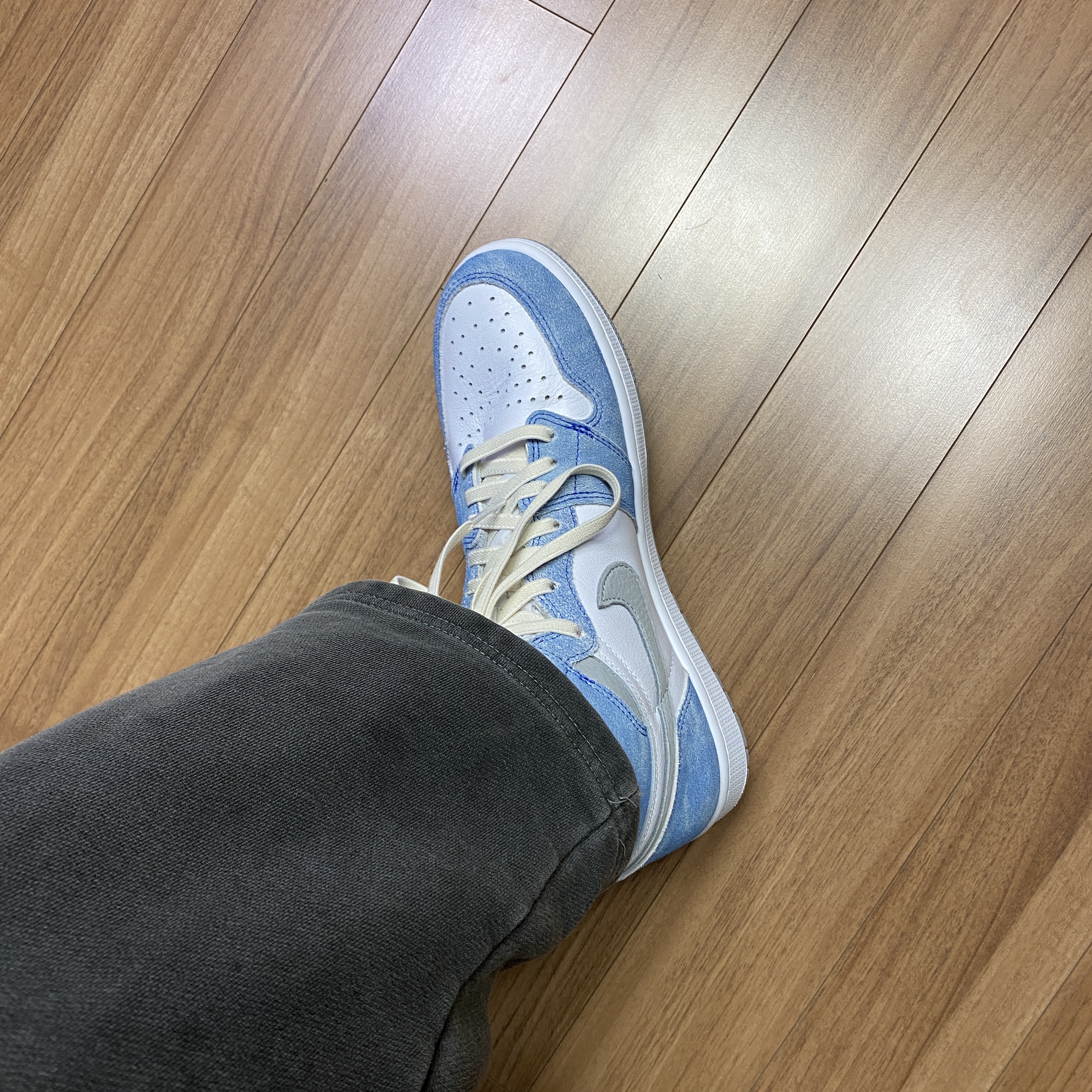 Jordan 1 Retro High OG Hyper Royal 착용 스타일 - 2