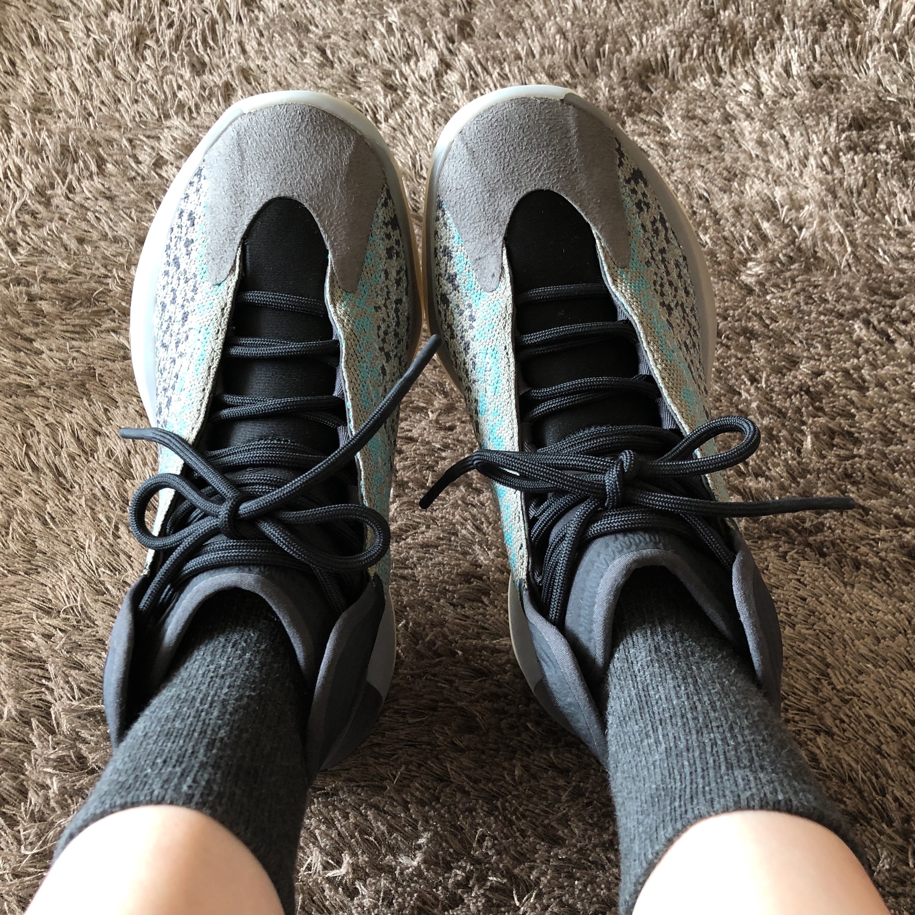 Adidas Yeezy QNTM Teal Blue 착용 스타일 - 3