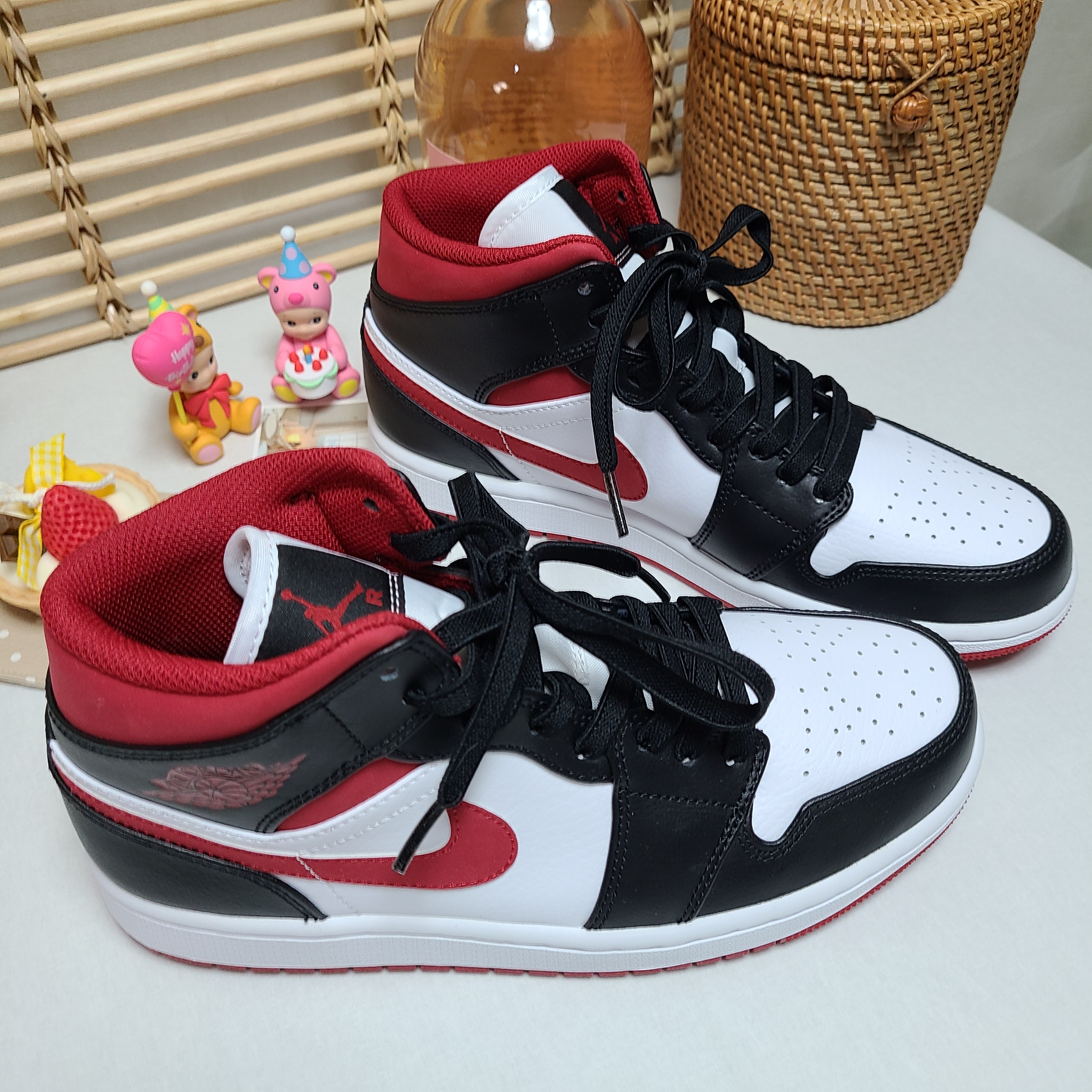 Jordan 1 Mid Gym Red Black White 착용 스타일 - 2